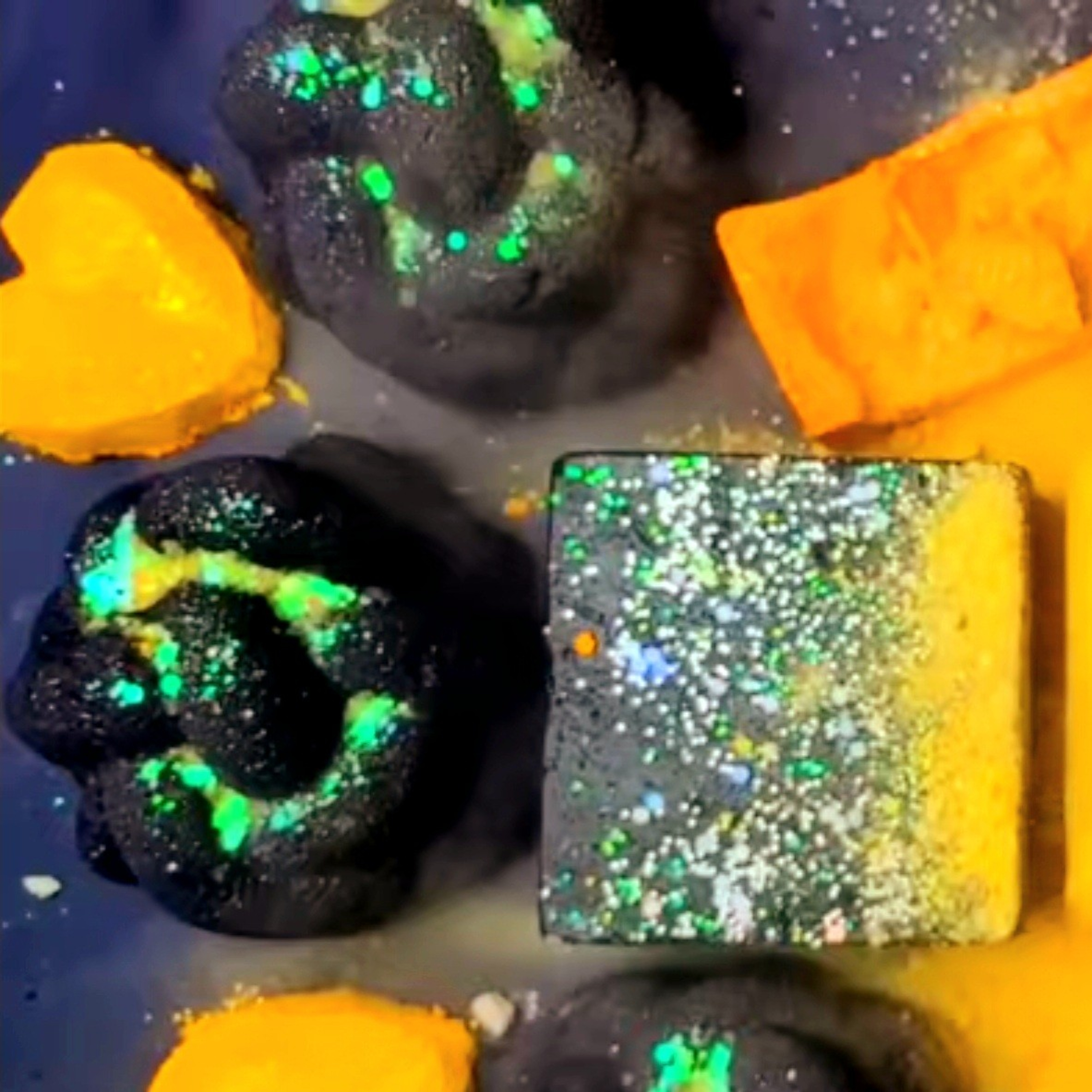 Black Iron Oxide & Yellow Glitter Mix