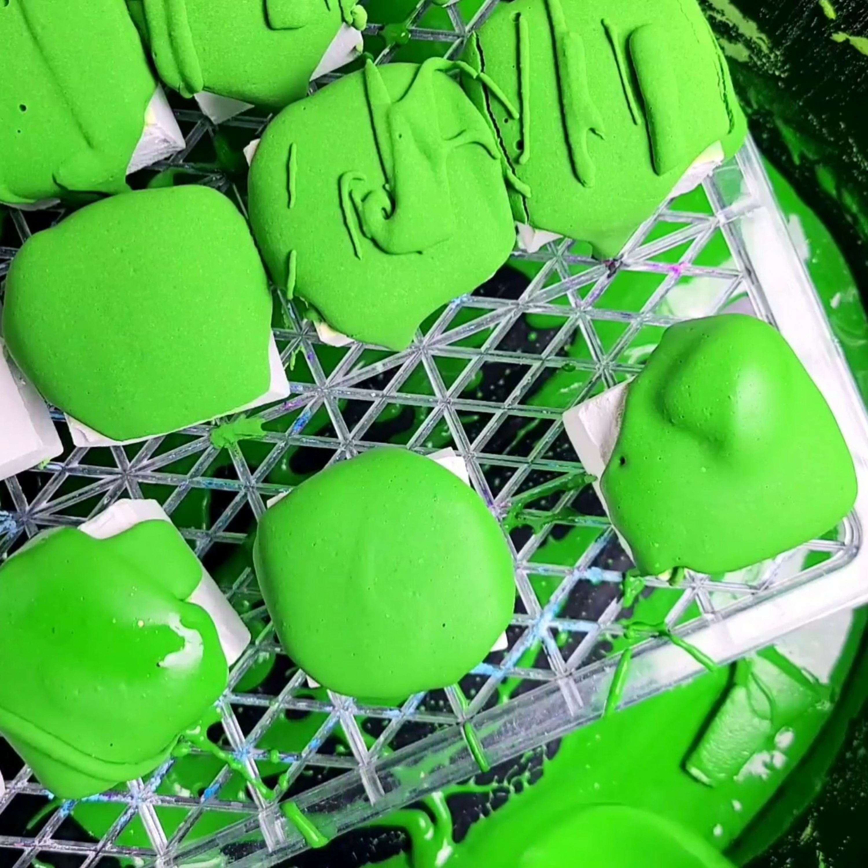 Reforming my crispy green cornstarch crunchies 💚🇵🇸 #asmr #gymchalk #dusty #cornstarch