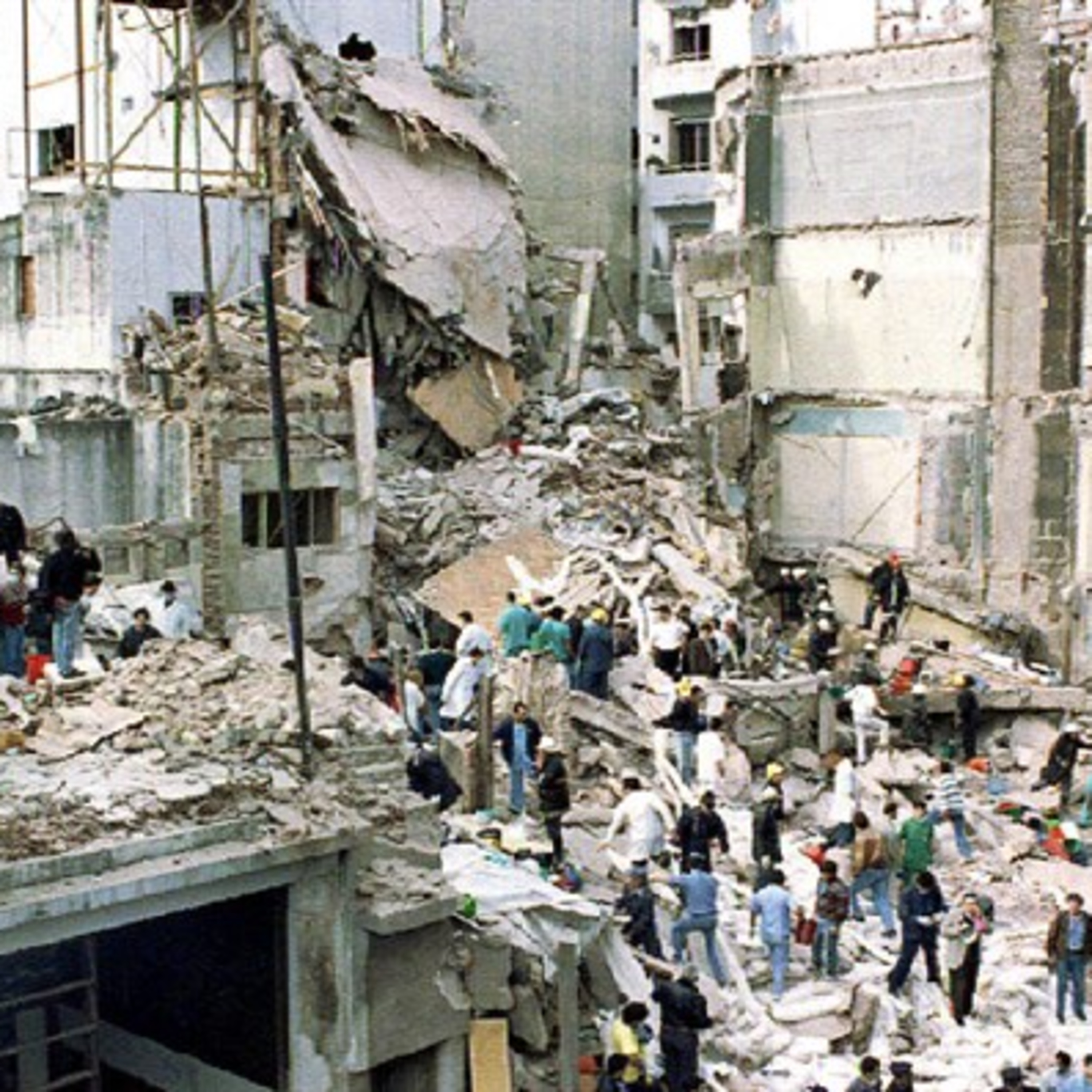Los 25 años del atentado de la AMIA, el pedido de matrimonio bizarro de Burlando y más noticias desde Argentina episode artwork