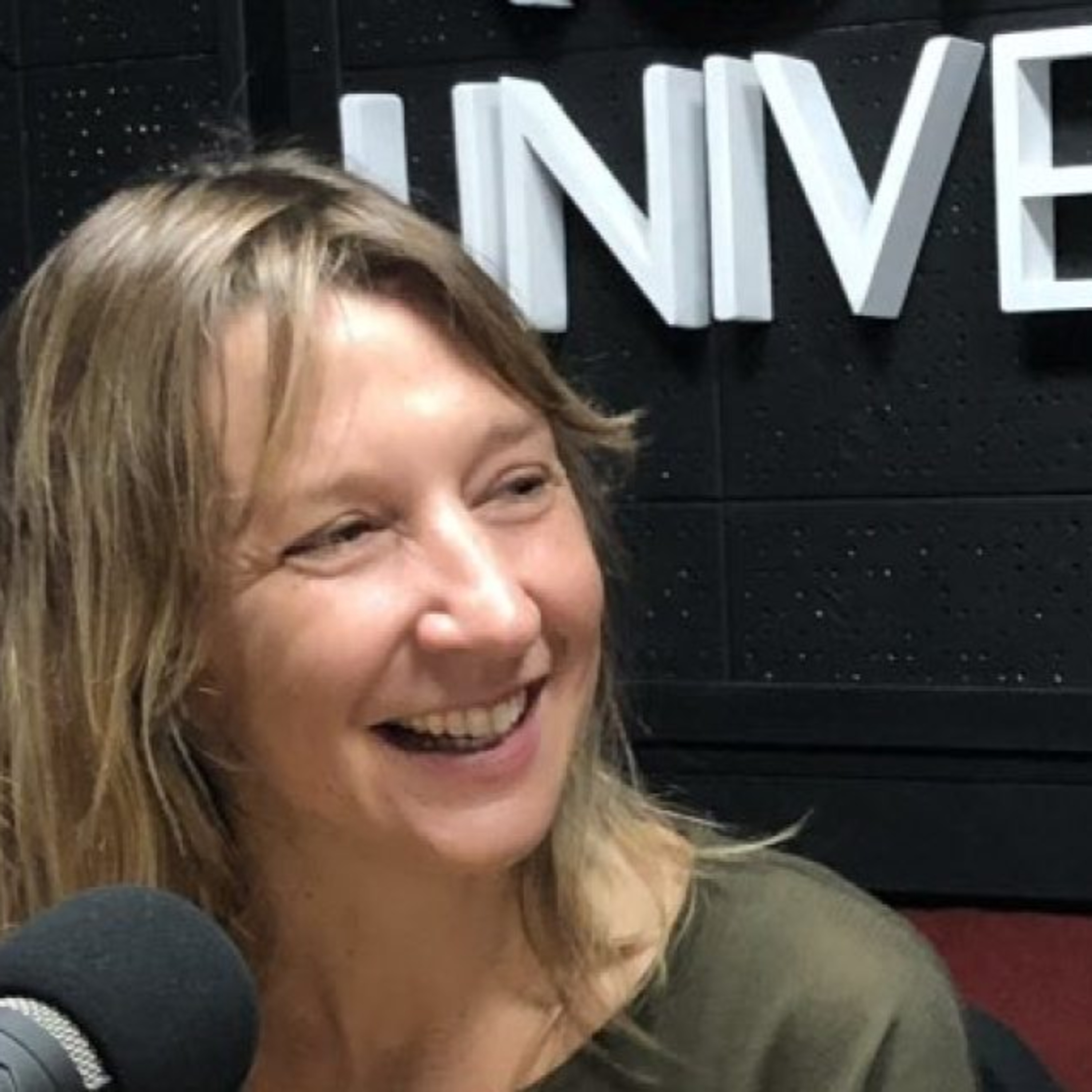 Manu da Silveira vuelve a la tele con “Quedate en casa”: “La idea es llegar con un poco de alegría a las familias uruguayas” episode artwork