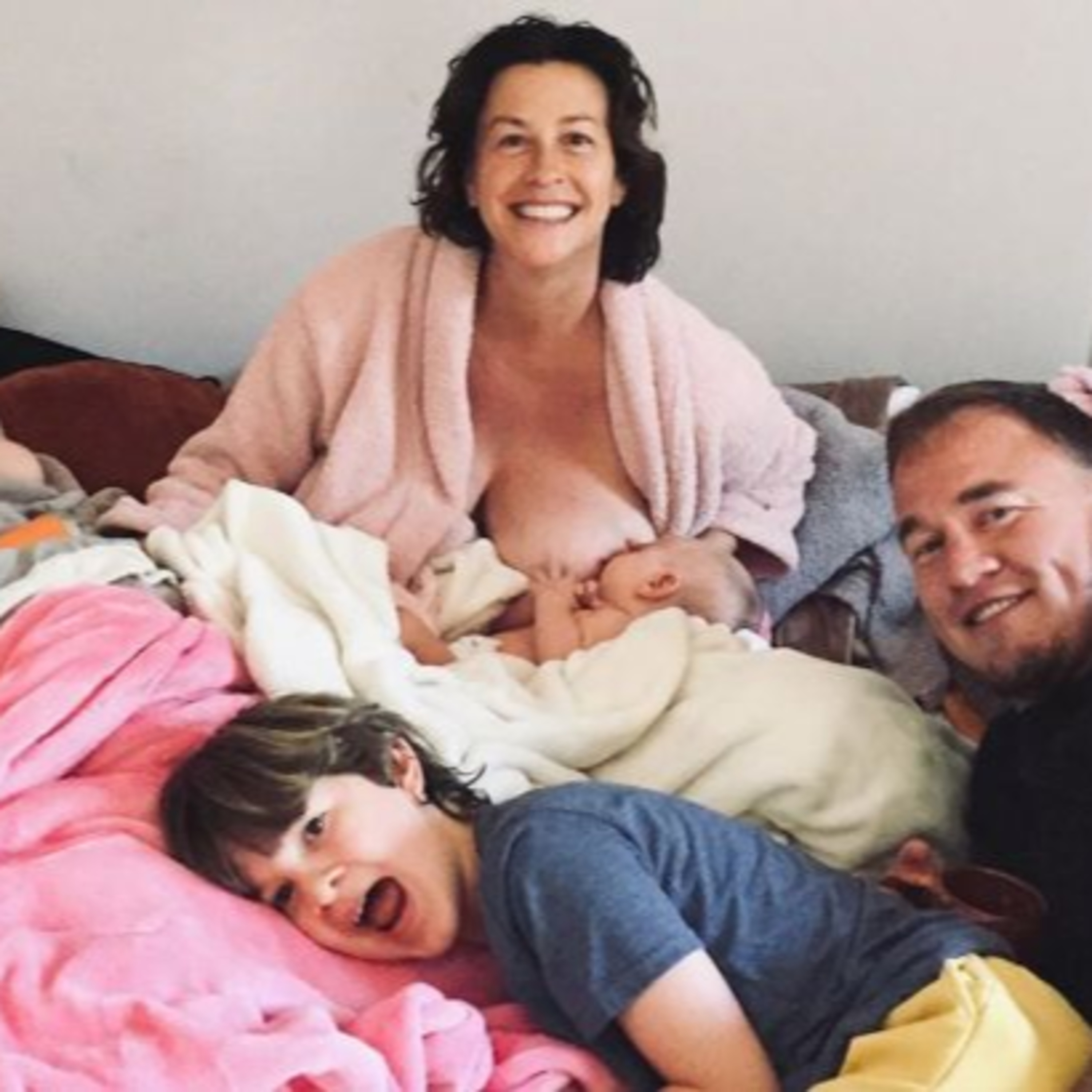 Alanis Morissette y su batalla con la depresión: su vida luego de transitar tres embarazos y una severa ansiedad episode artwork