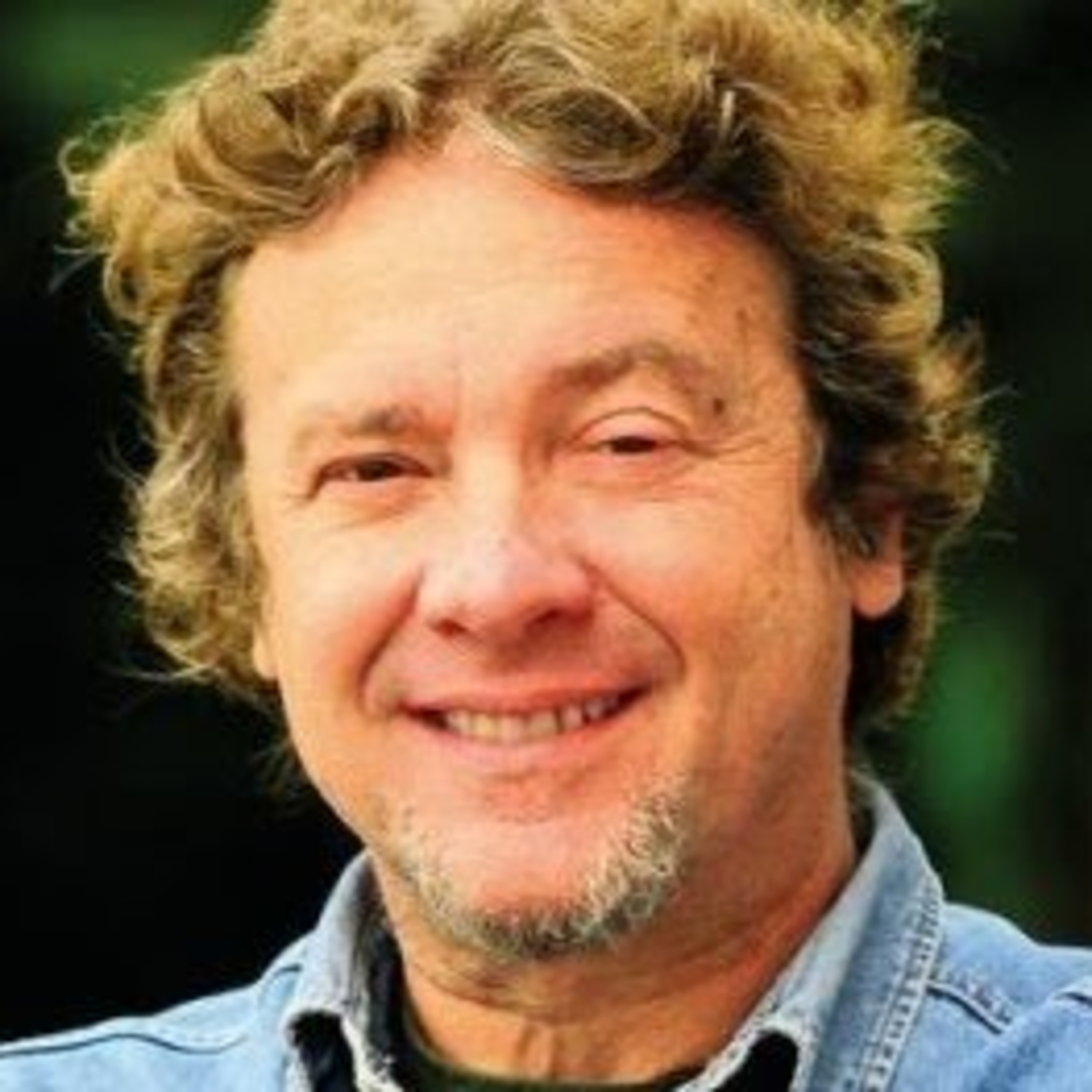El escritor Roy Berocay retoma la historia de “Pateando lunas” en “Superniña” y reflexiona sobre la cuarentena