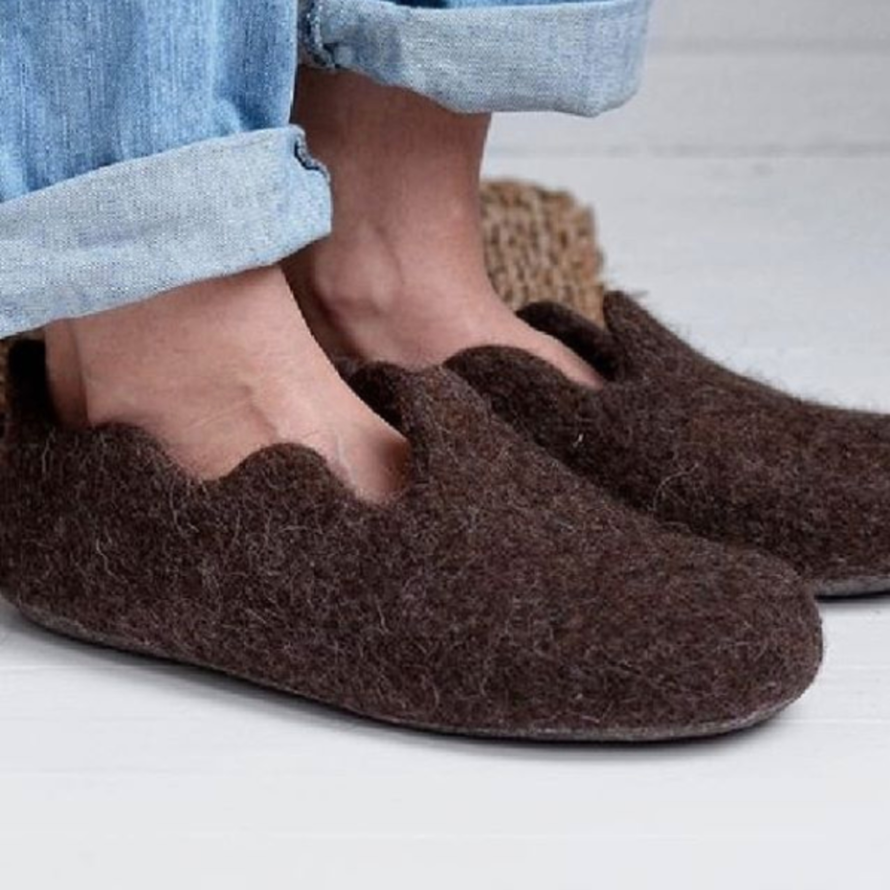 “Pies Calentitos”, la iniciativa de una kinesióloga que con lana merino crea pantuflas, cuevas para mascotas y más