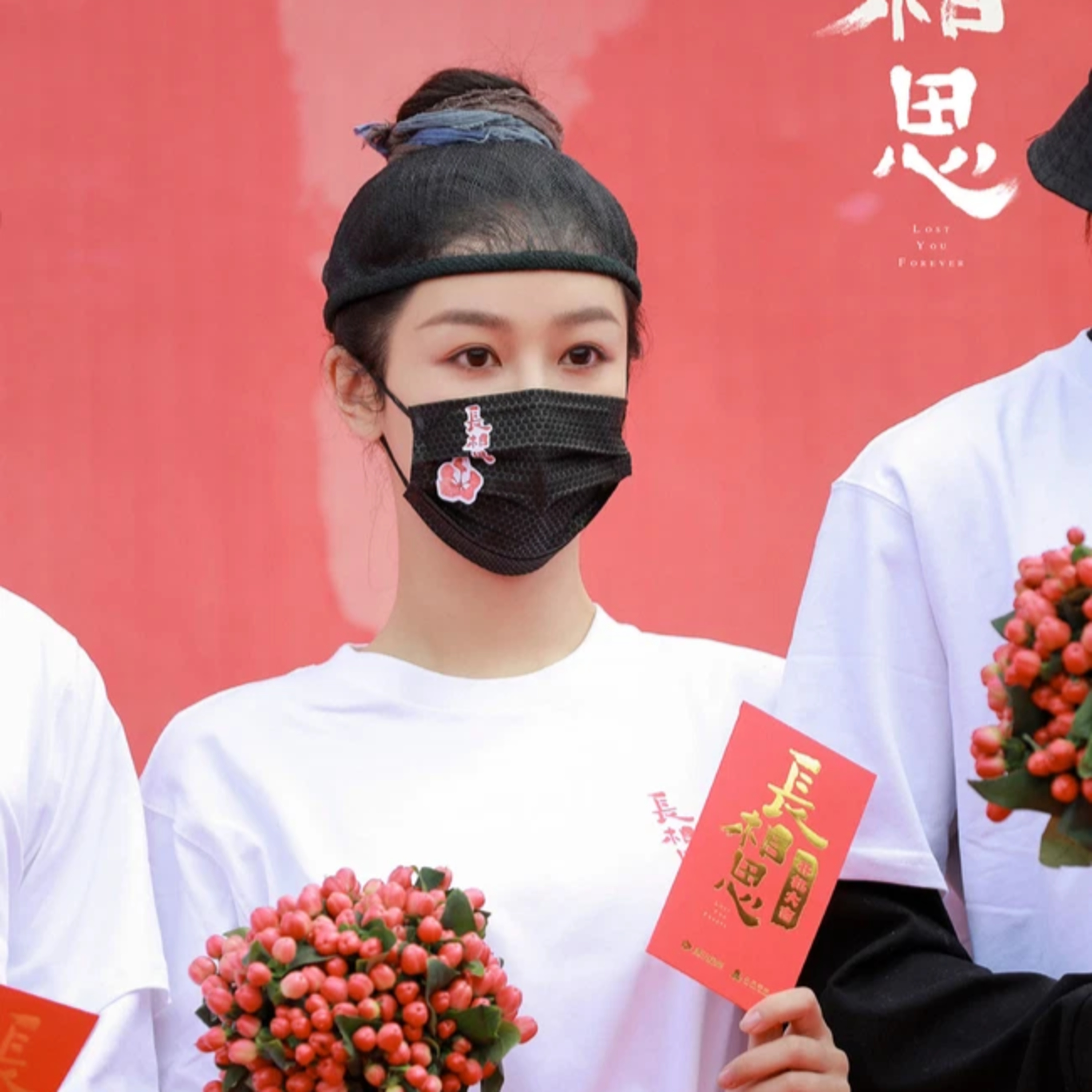Dương Tử được khen giả trai “ăn đứt” Dương Mịch, đứng 1 chỗ cũng có người che ô episode artwork