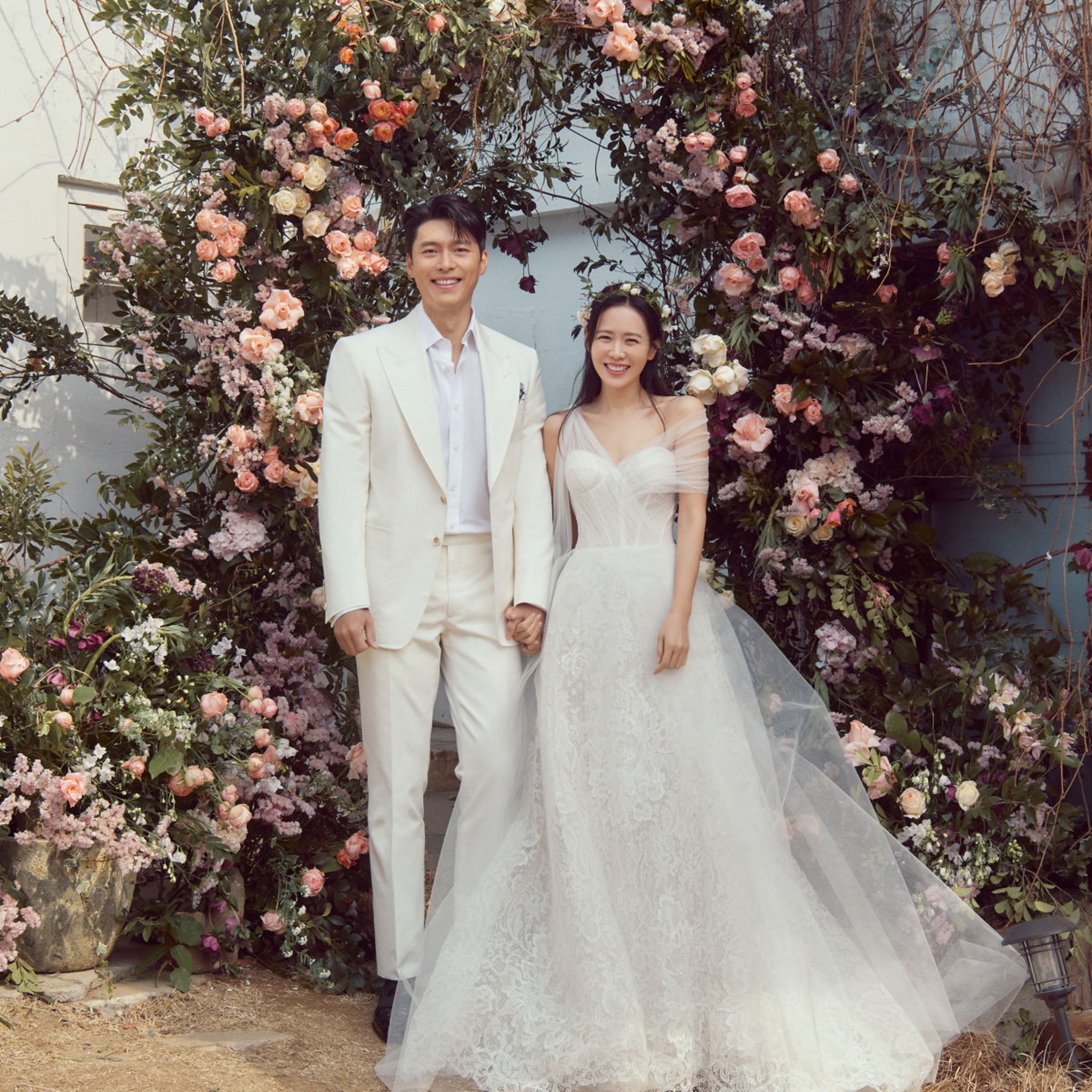 Đám cưới Hyun Bin và Son Ye Jin: Ảnh siêu hiếm ở lễ đường, quy định "cực gắt" cho khách mời episode artwork