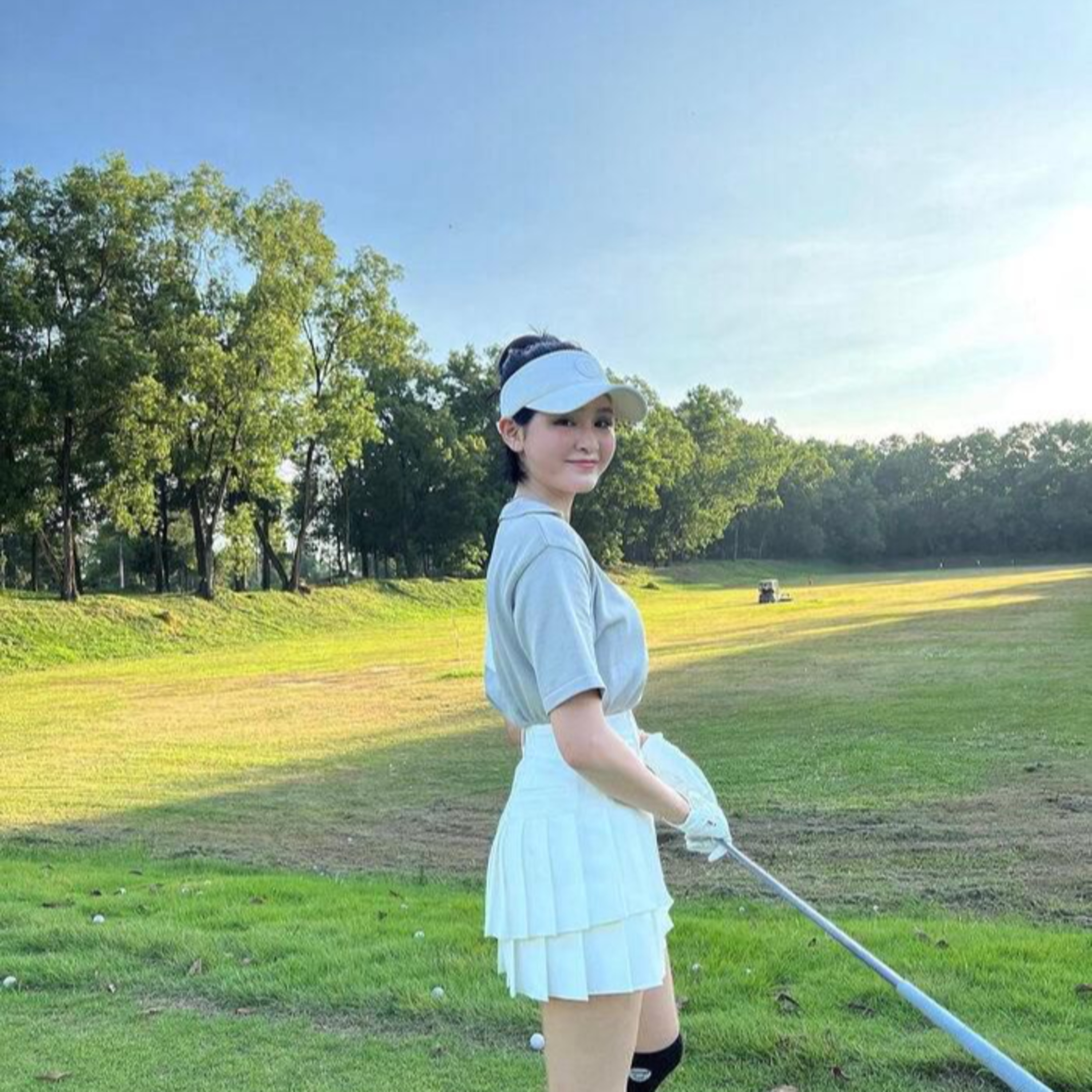 Hiền Hồ chính thức tái xuất sau vụ 'anh em nương tựa', khoe ảnh đi đánh golf nóng bỏng episode artwork