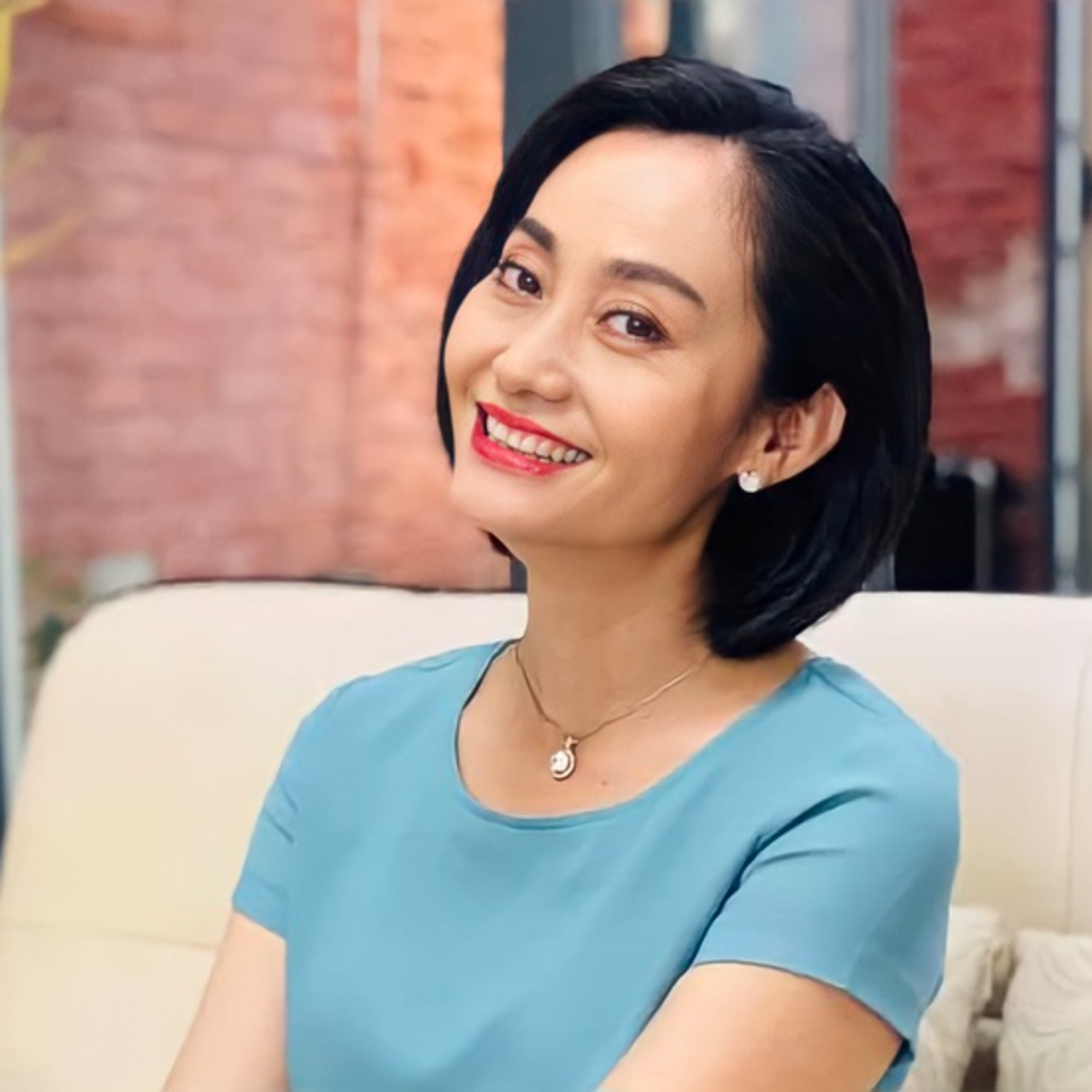 NSƯT Hạnh Thúy nổi đóa khi bị chửi “nghệ sĩ bẩn”, ăn chặn tiền từ thiện sau khi “chỉnh lưng” showbiz episode artwork