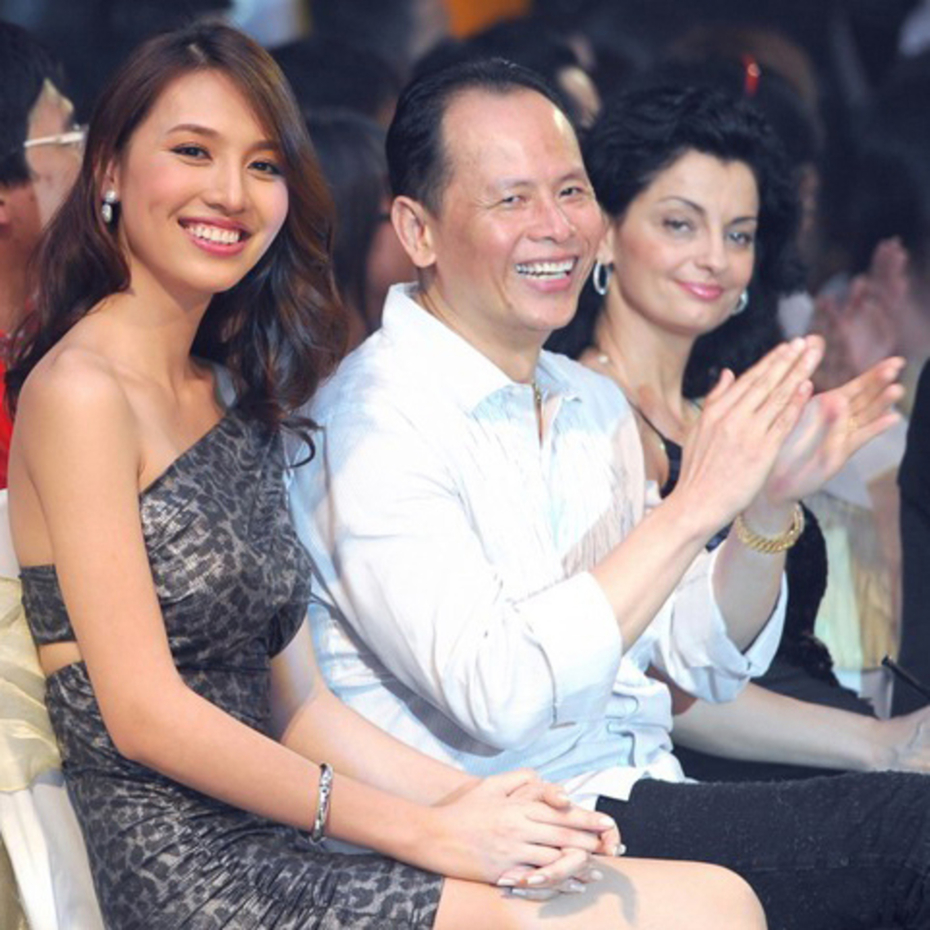 Nguyễn Quang Minh: “Ông trùm gameshow” 3 năm 3 đám cưới, 50 tuổi lên xe hoa với siêu mẫu kém 28 tuổi episode artwork