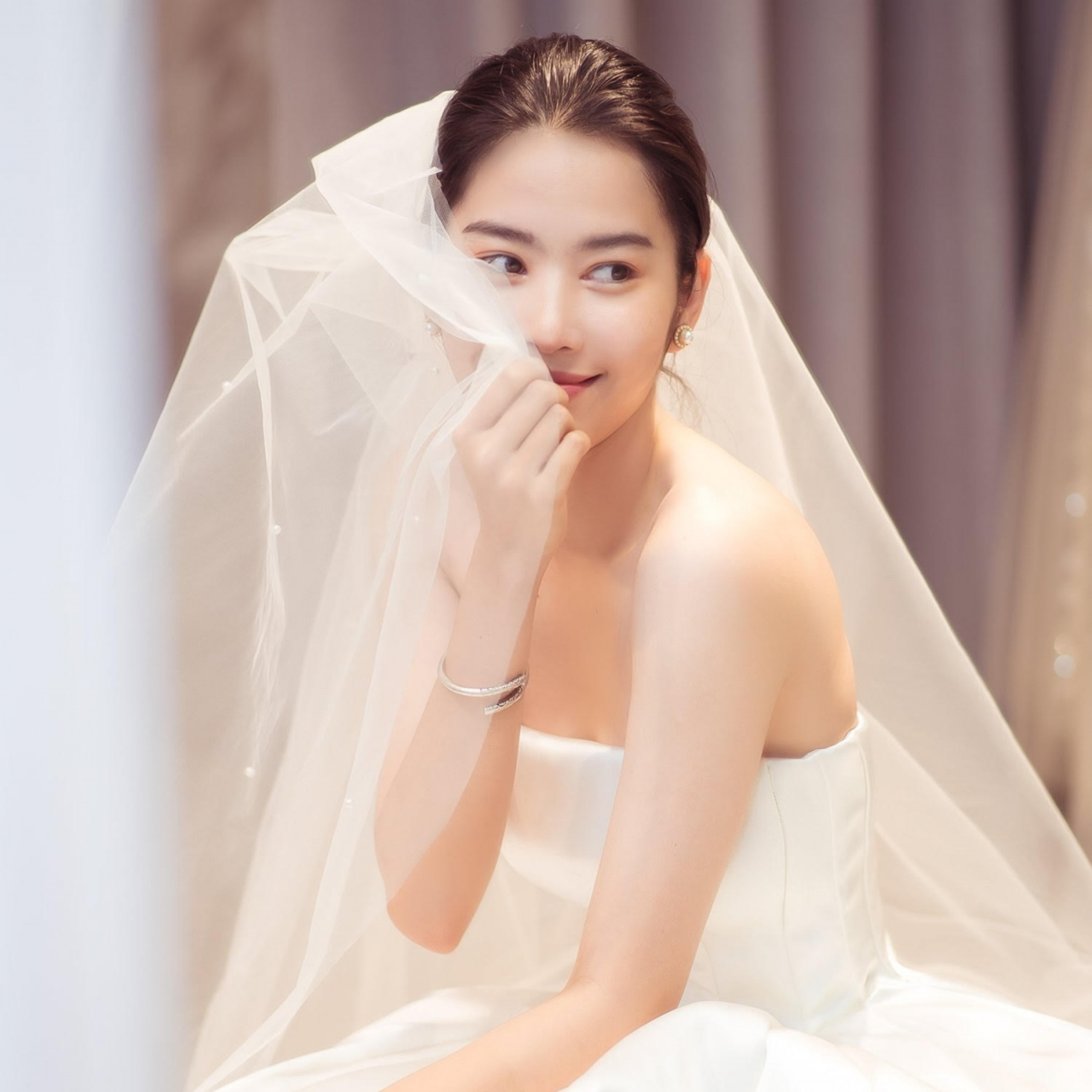 Nam Em để lộ body phì nhiêu, đô con, bắp tay to lạ thường giữa dàn mỹ nhân Miss World episode artwork
