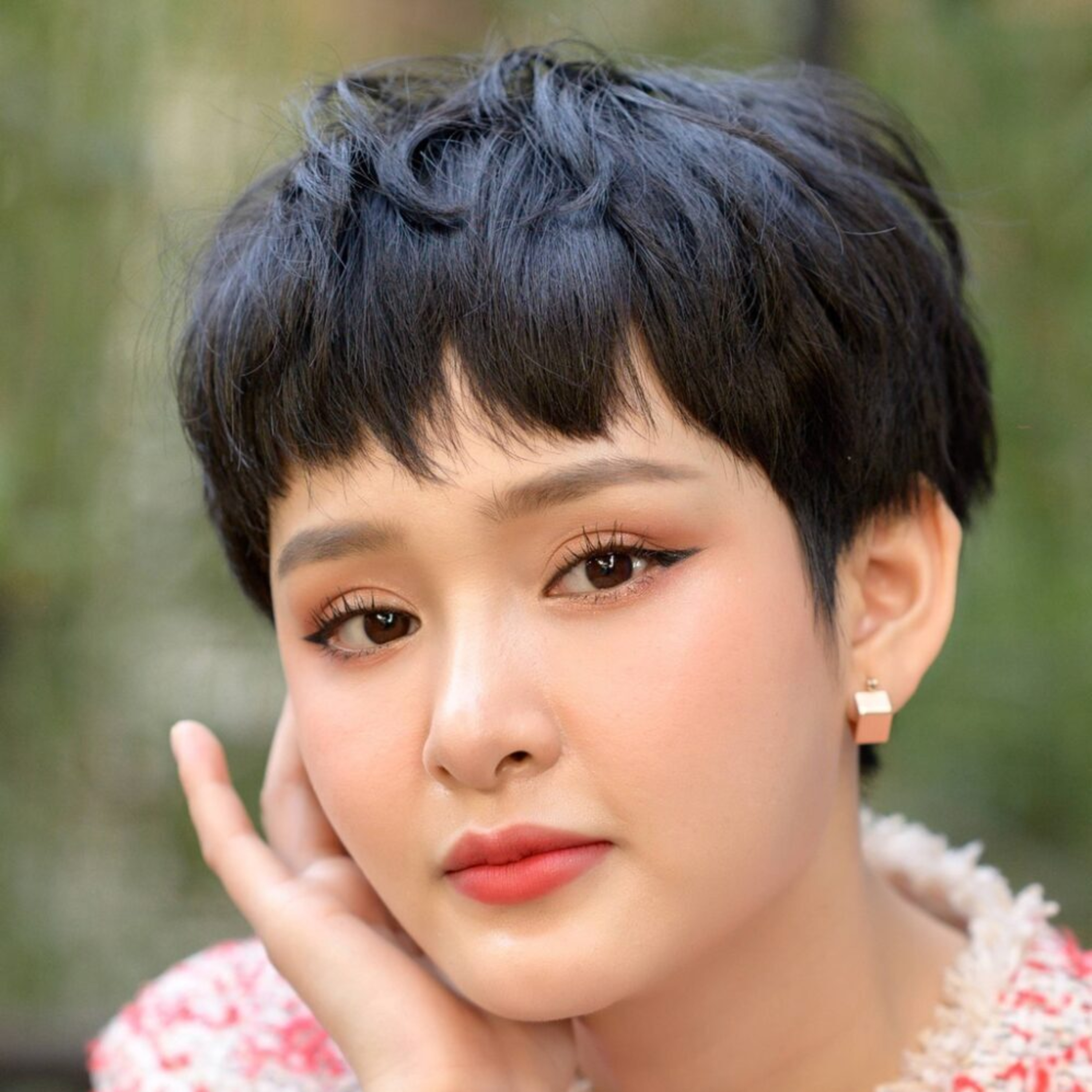 Hiền Hồ diện váy trắng khoe vai trần, nhún nhảy hết mình trong bar episode artwork