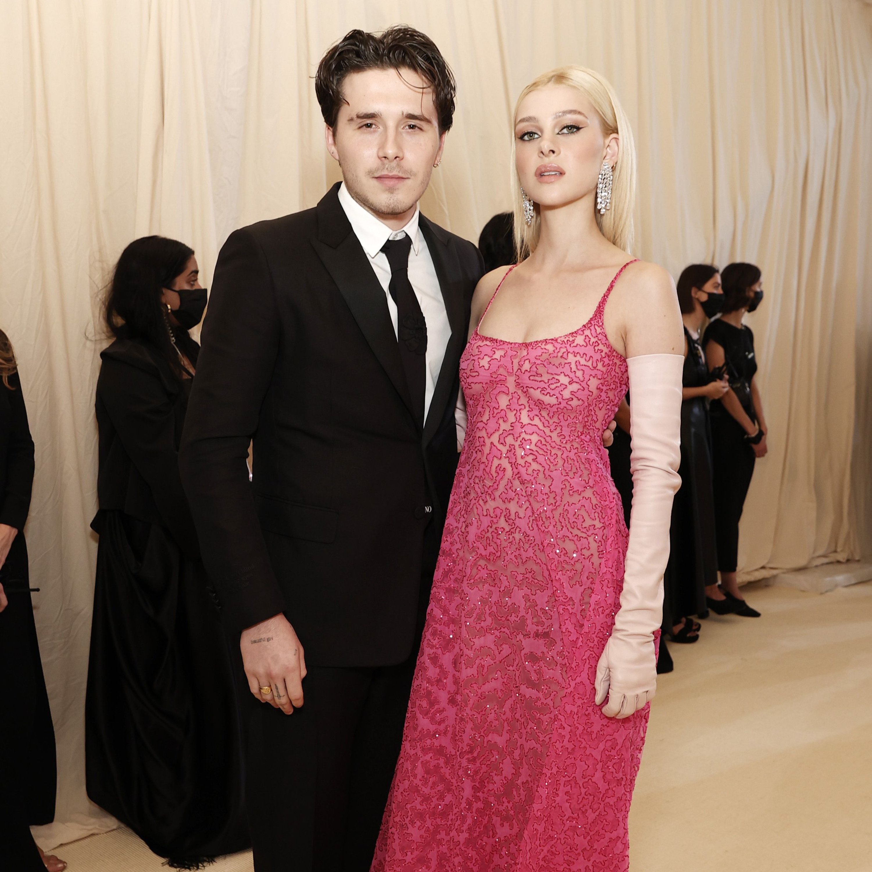 Nicola Peltz - Hôn thê của Brooklyn: Con gái tỷ phú giàu gấp 4 lần nhà Beckham, có cả sắc lẫn tài episode artwork