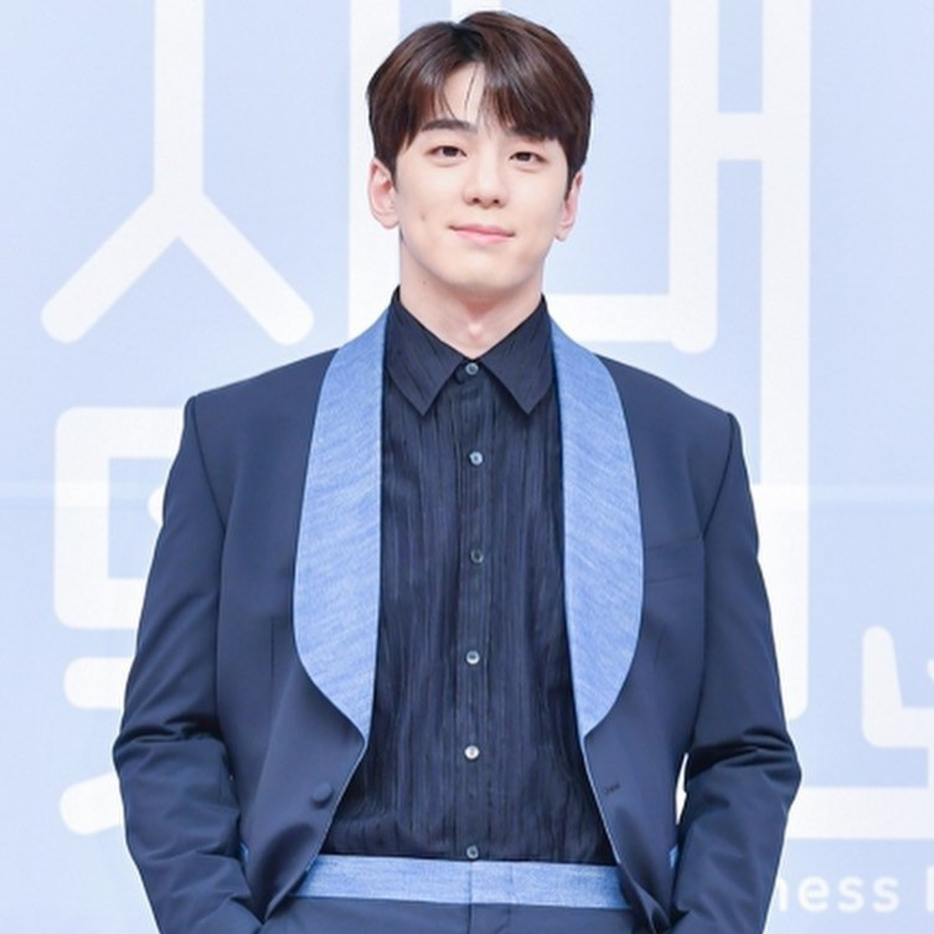 Kim Min Kyu tăng 15kg để đóng Hẹn hò chốn công sở, hé lộ hậu trường cảnh hôn cởi bỏ kính gây sốt MXH episode artwork