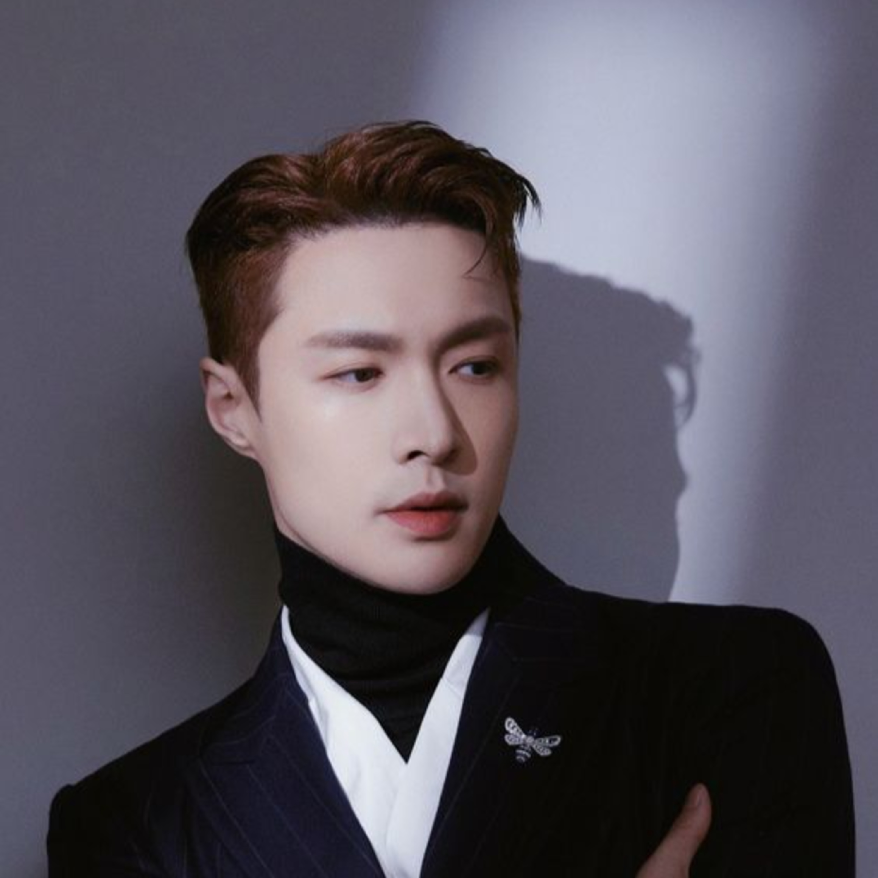 Lay tuyên bố rời SM đúng kỷ niệm 10 năm debut của EXO, bị chỉ trích thậm tệ vì 1 lý do episode artwork
