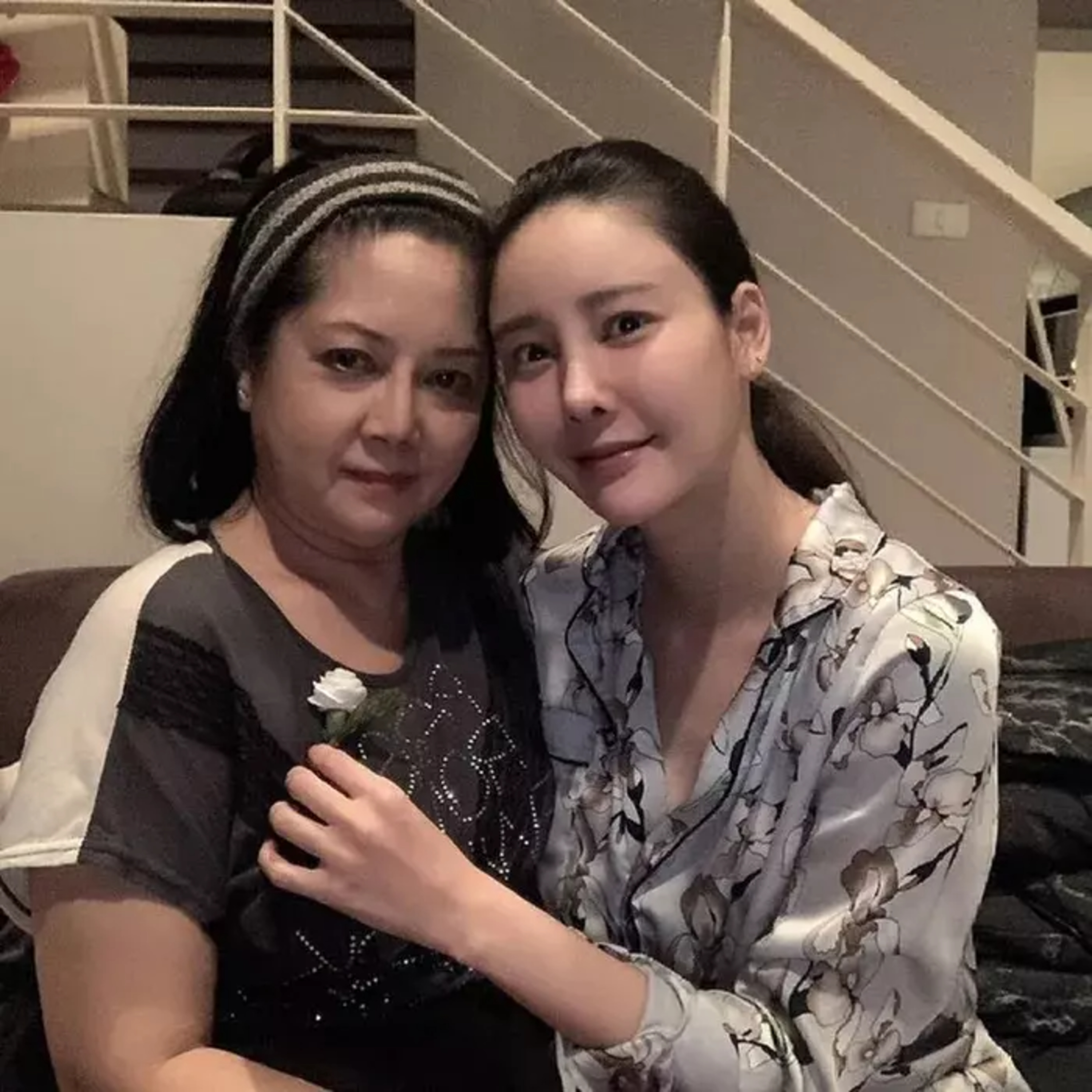 Mẹ cố diễn viên “Chiếc lá cuốn bay” khởi kiện quản lý vì “nói dối không chớp mắt” episode artwork