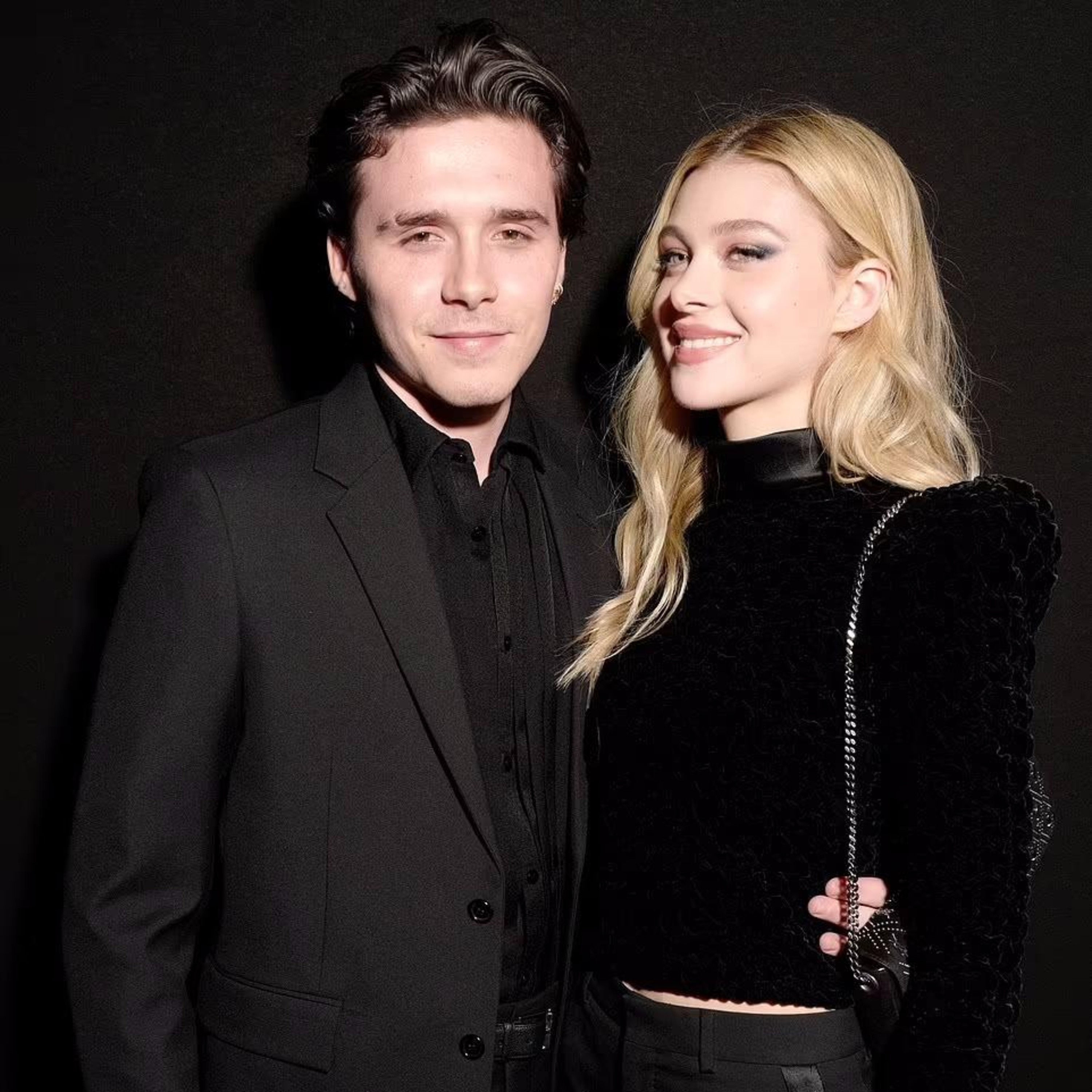 Siêu đám cưới Brooklyn Beckham: Vợ chồng Beckham lên đồ đỉnh cao, nhẫn cưới khủng gây sốc episode artwork