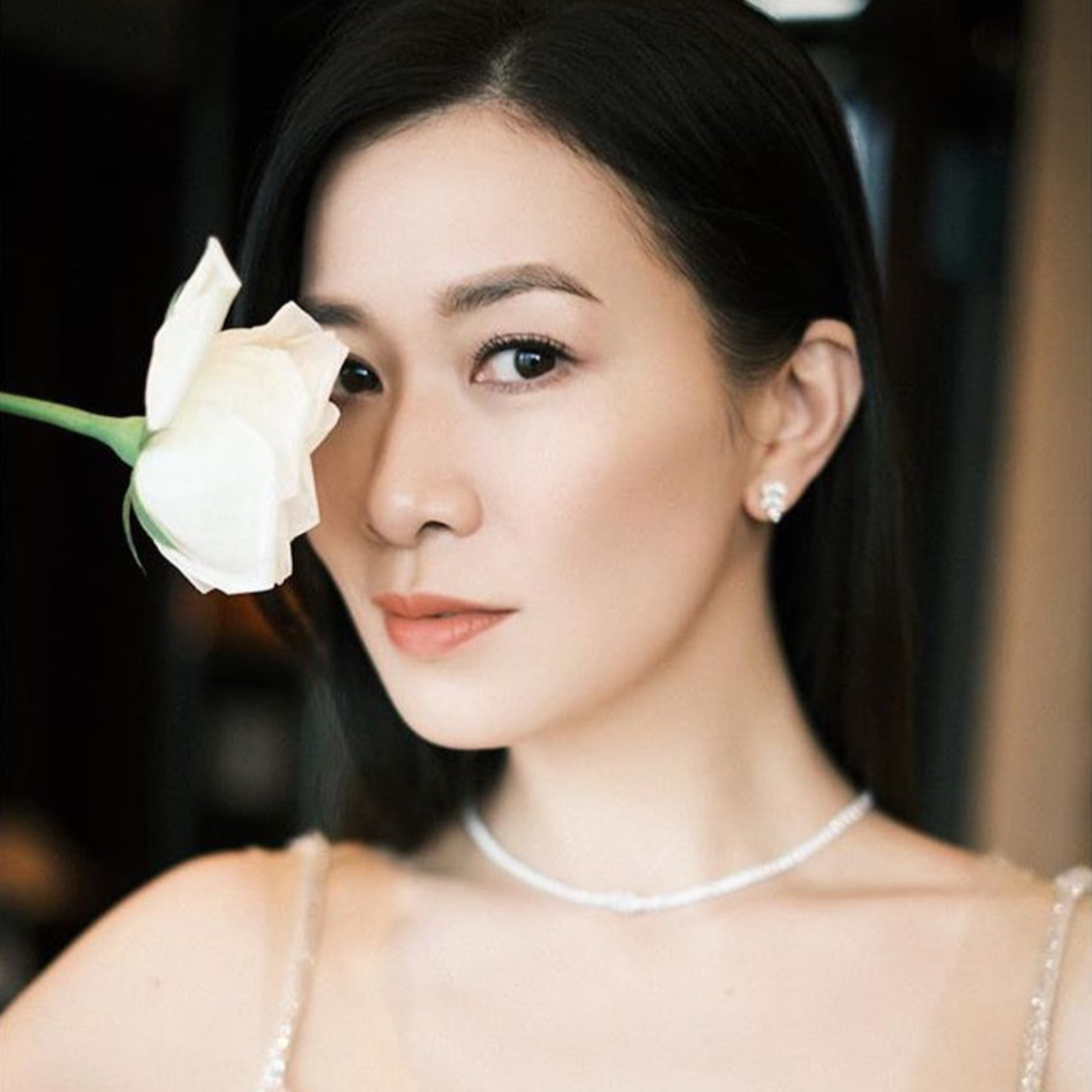 Xa Thi Mạn khoe chân dài mướt mắt khi diện cây hàng hiệu, nhan sắc tuổi 47 gây choáng episode artwork