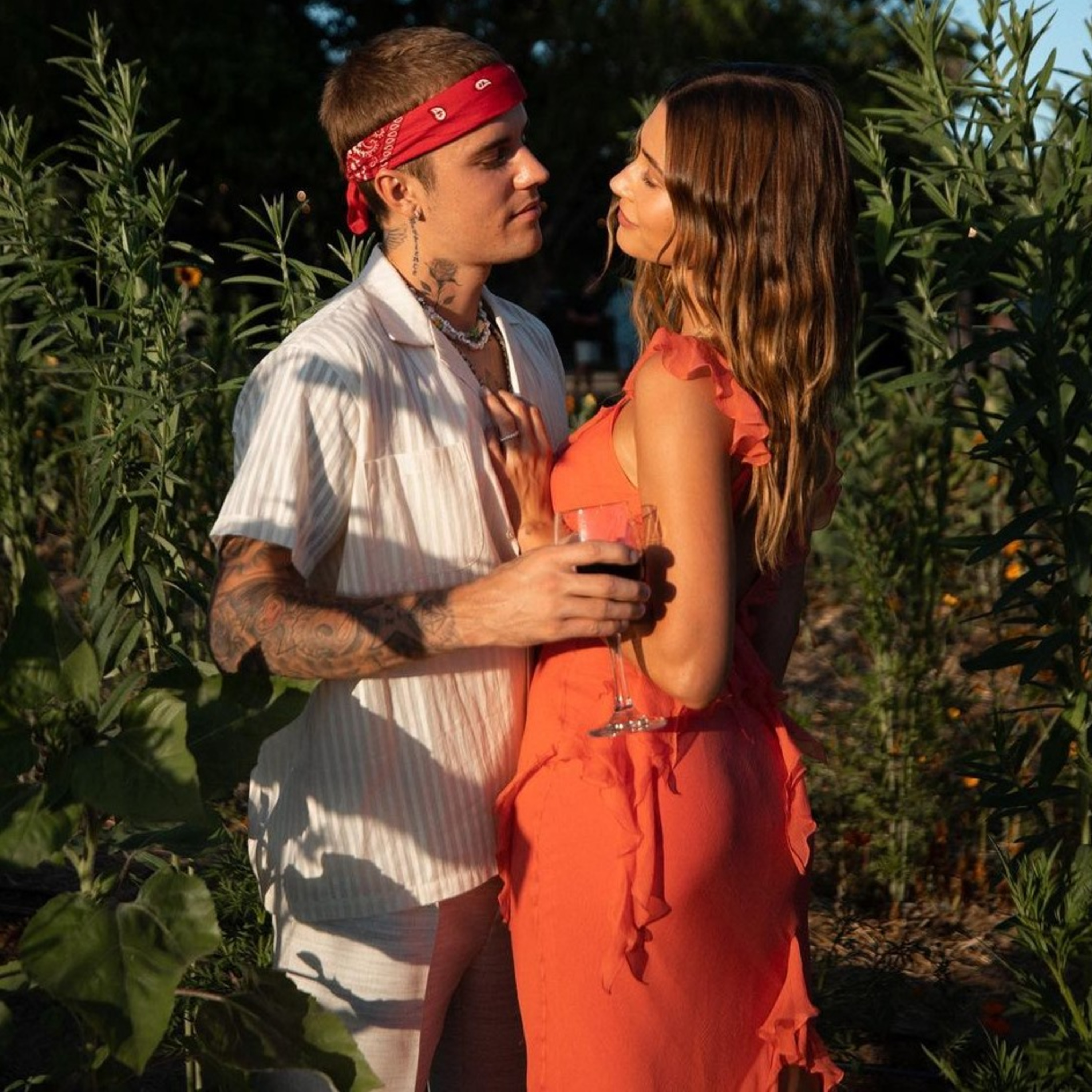 Hailey Bieber bất ngờ 'cầu cứu' vì gặp chuyện liên quan đến Selena Gomez episode artwork
