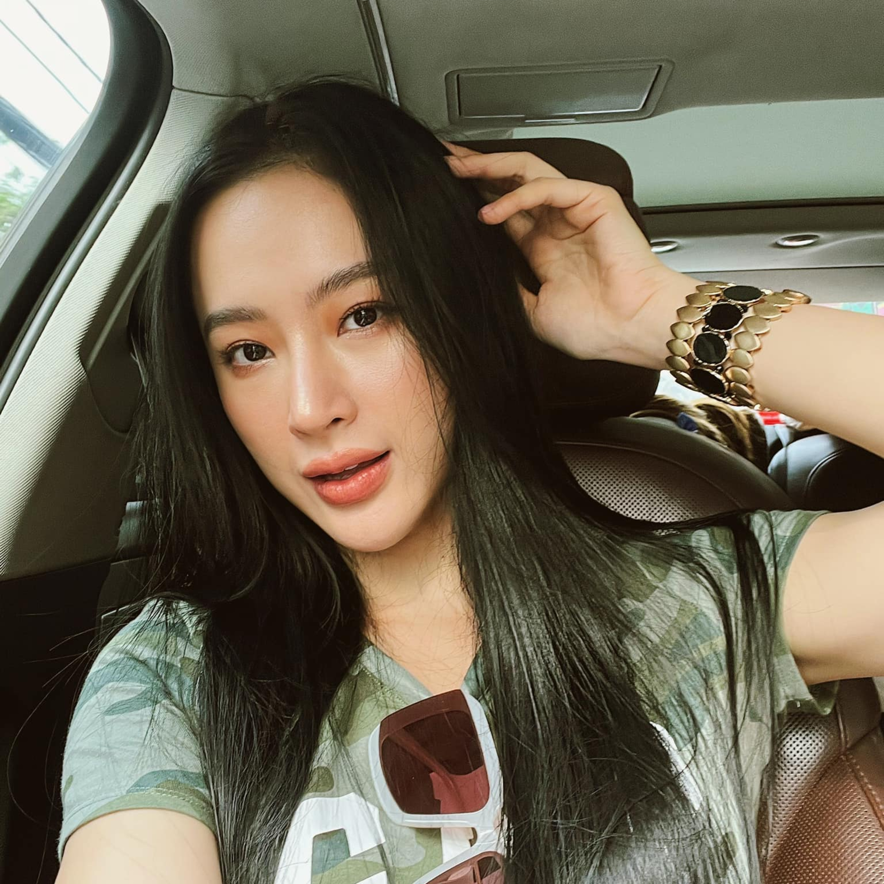 Angela Phương Trinh tiếp tục khoe 'vai u thịt bắp' khiến CĐM khóc thét episode artwork
