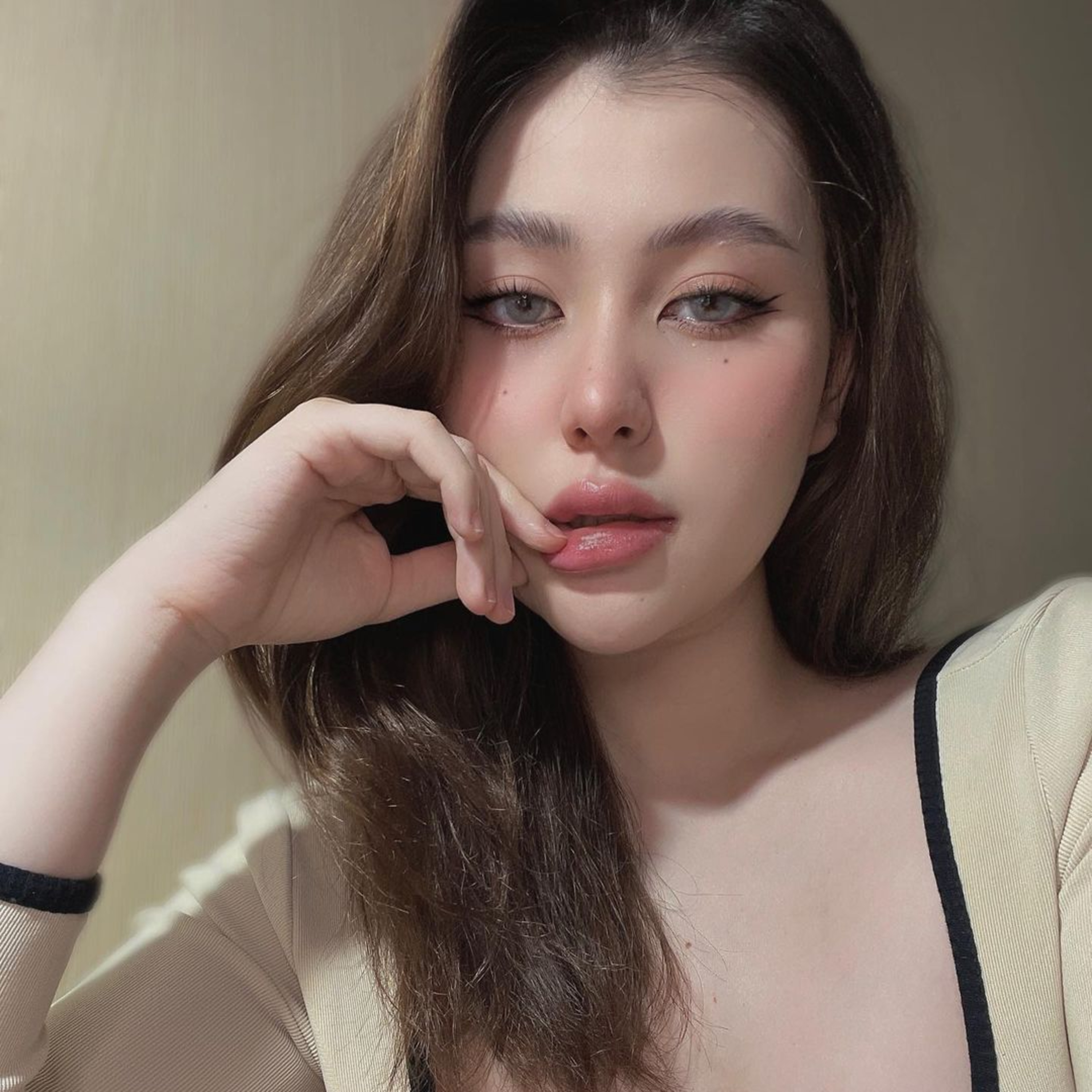 Sunna - Hot girl “siêu vòng 1" ngày càng quyến rũ sau sinh, chính thức tái xuất đường đua "hở bạo" episode artwork