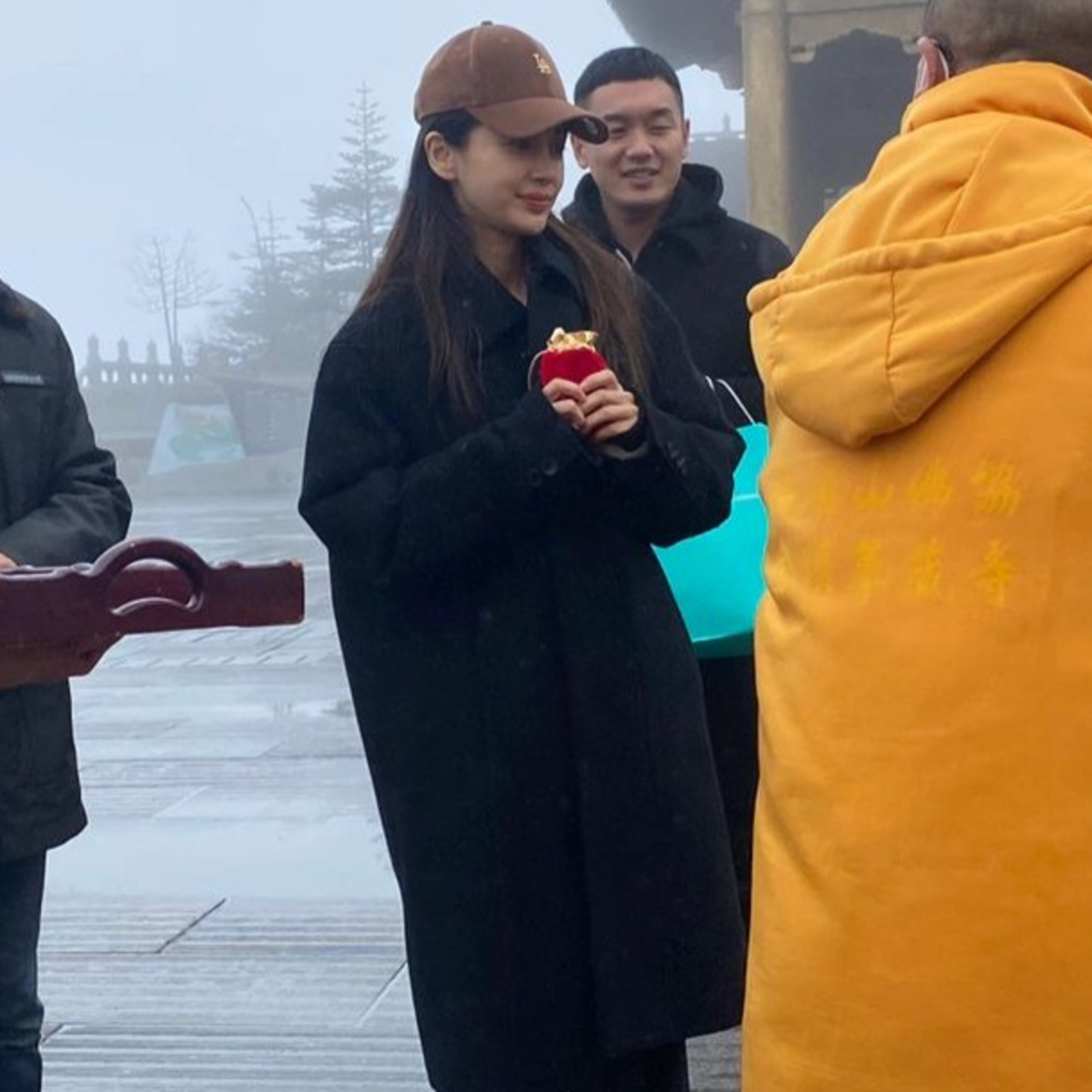Angela Baby bị chụp lén liền “leo thẳng” top Weibo, điều gì khiến netizen xôn xao bàn tán? episode artwork