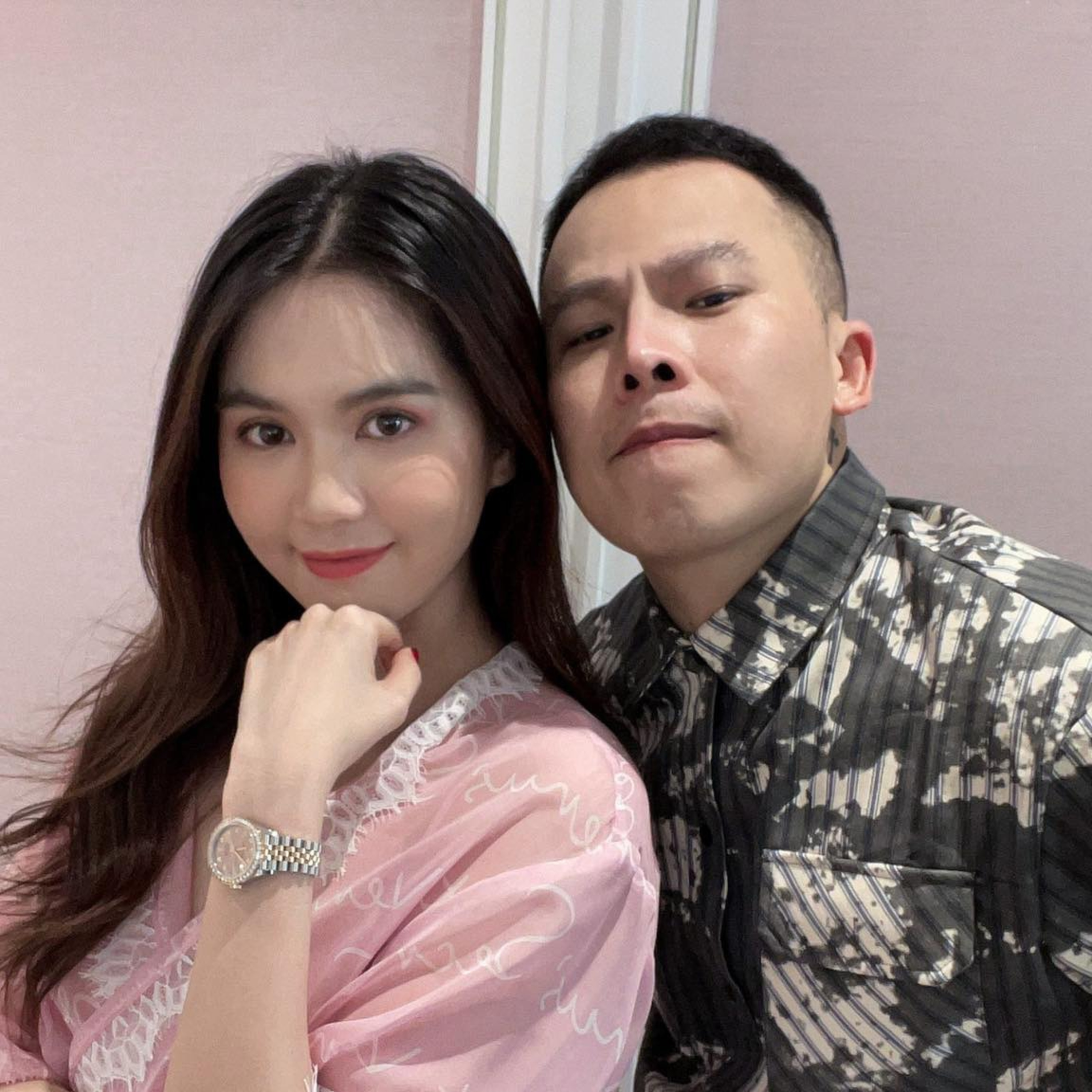 Vũ Khắc Tiệp bị lộ clip ôm ấp gái lạ mùi mẫn trong khách sạn, làm rộ tin đã chia tay Ngọc Trinh episode artwork