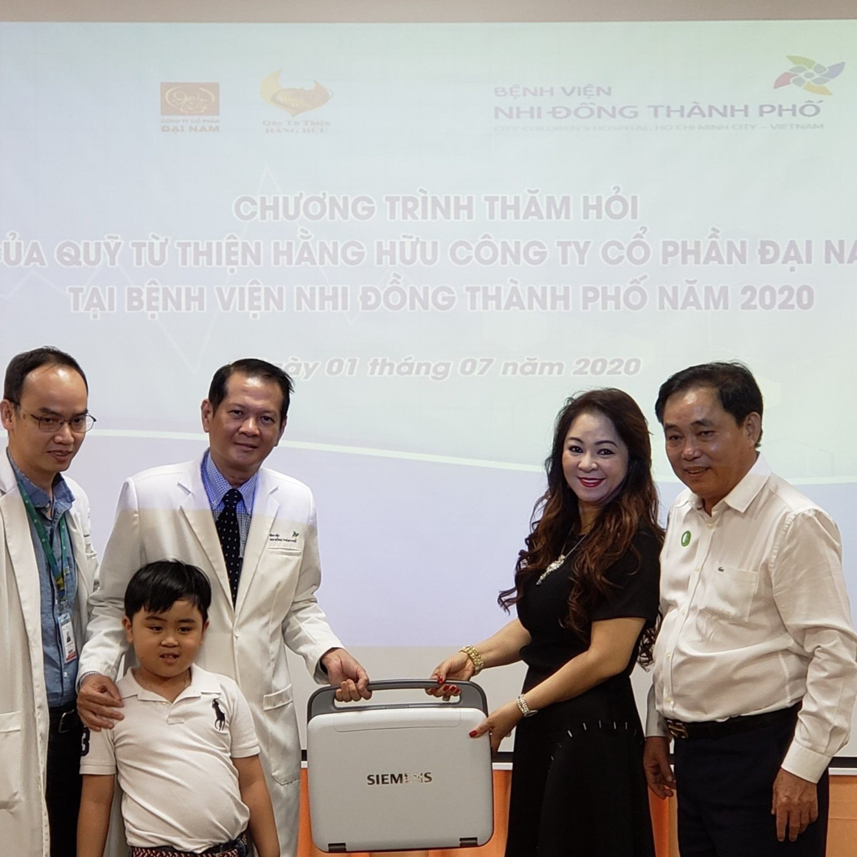 Bà Phương Hằng bất ngờ được "tẩy trắng": Giúp đỡ BV Chợ Rẫy hơn 24 tỷ đồng để mổ tim episode artwork