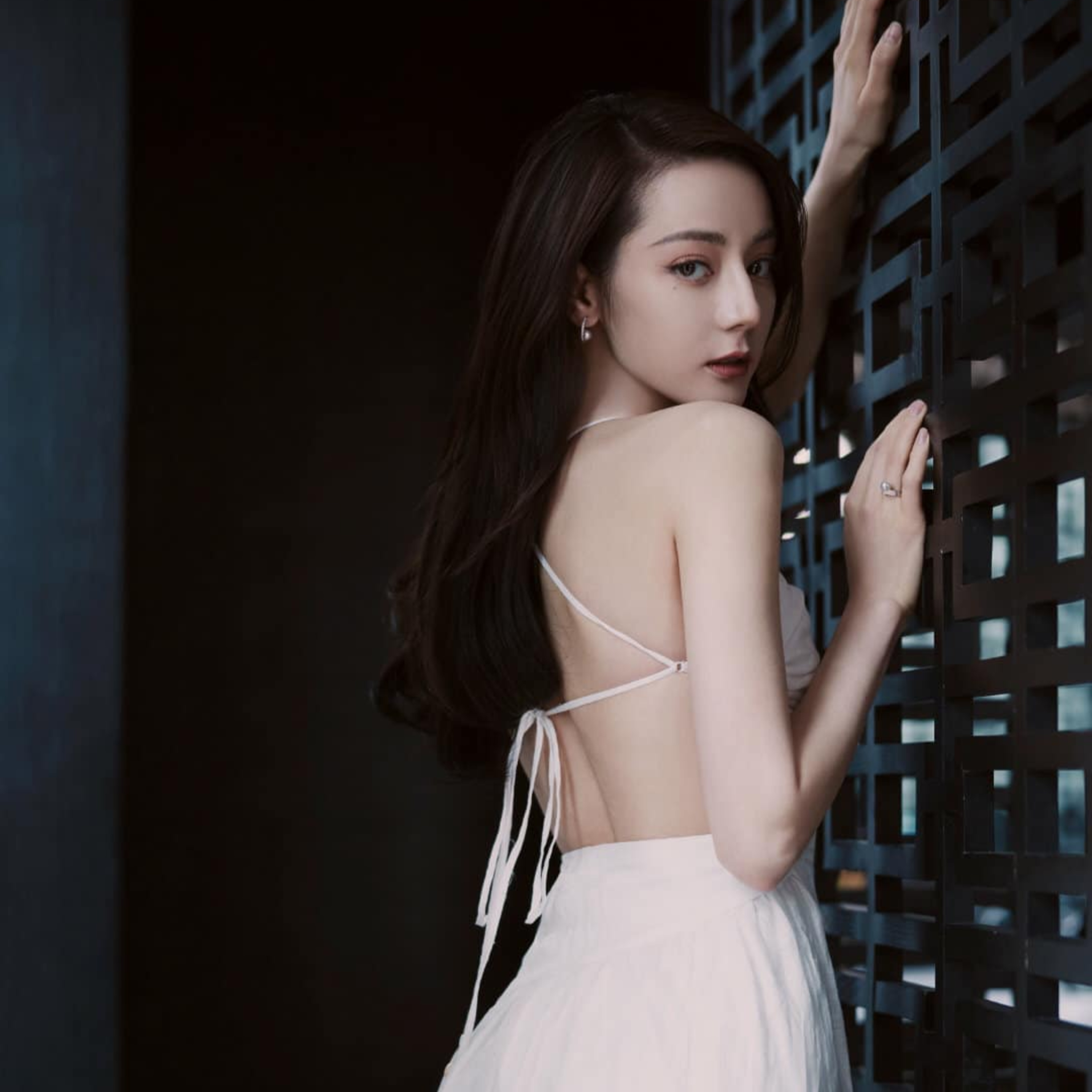 Địch Lệ Nhiệt Ba phía sau hào quang, vẫn tự giặt đồ, không mua nhà riêng episode artwork