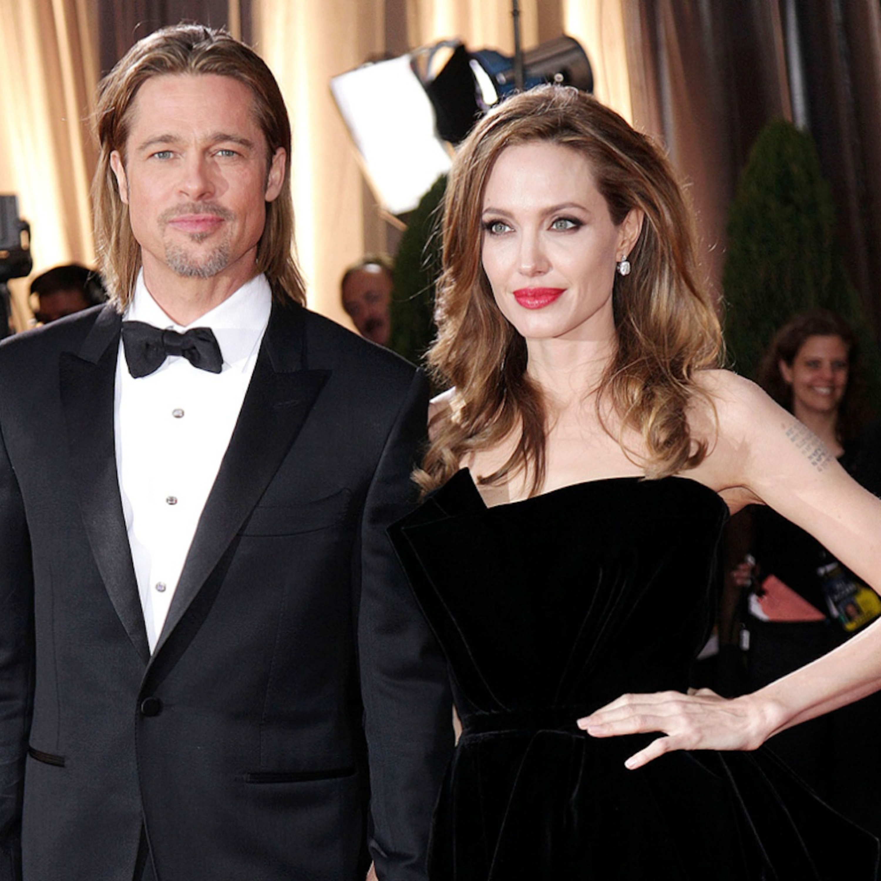 Angelina Jolie khởi kiện cả FBI để “hạ gục” Brad Pitt, lý do liên quan đến con trai cả Maddox? episode artwork