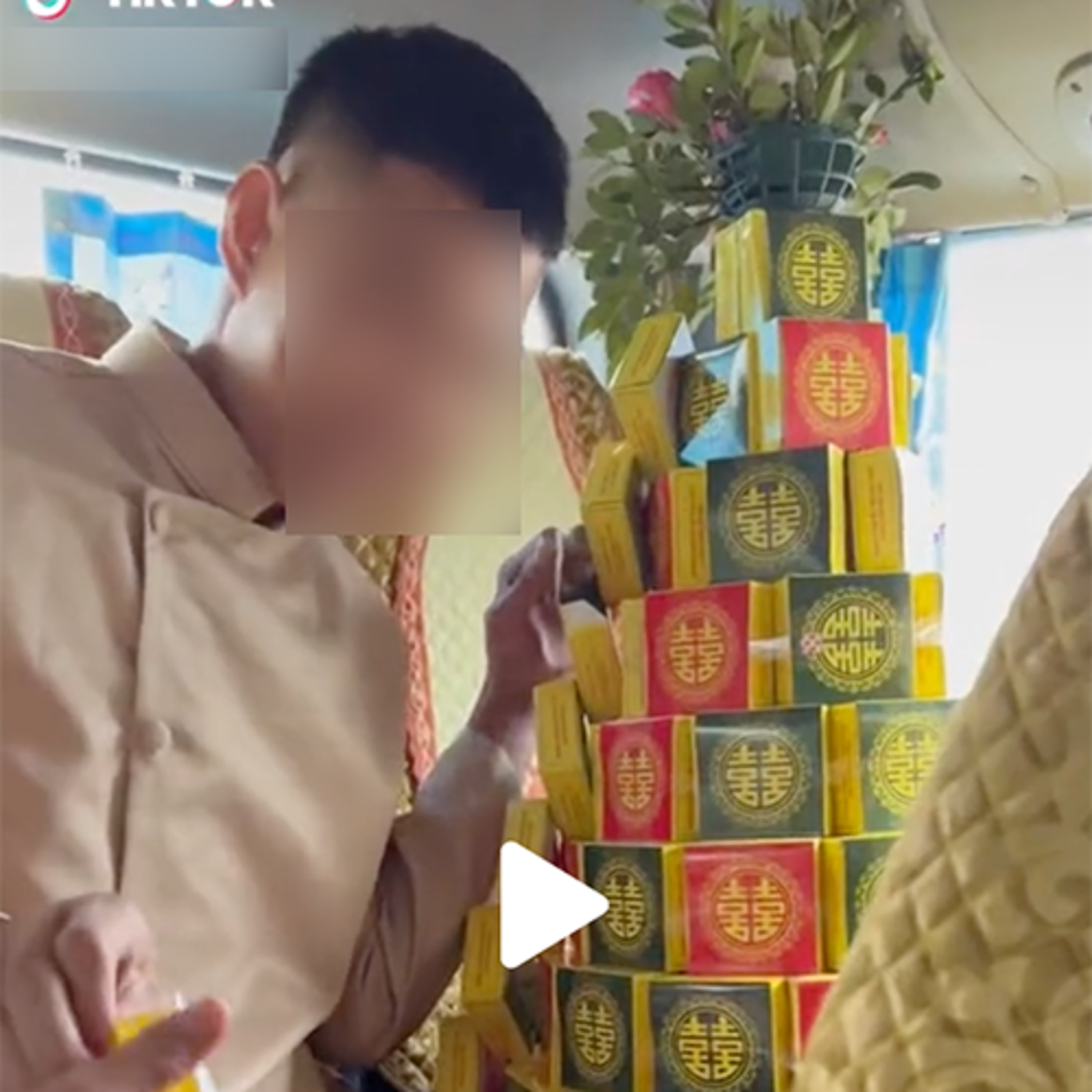 Đội bê tráp nhà trai 'ăn vụng' đồ lễ trên đường đến đón cô dâu khiến dư luận bức xúc episode artwork