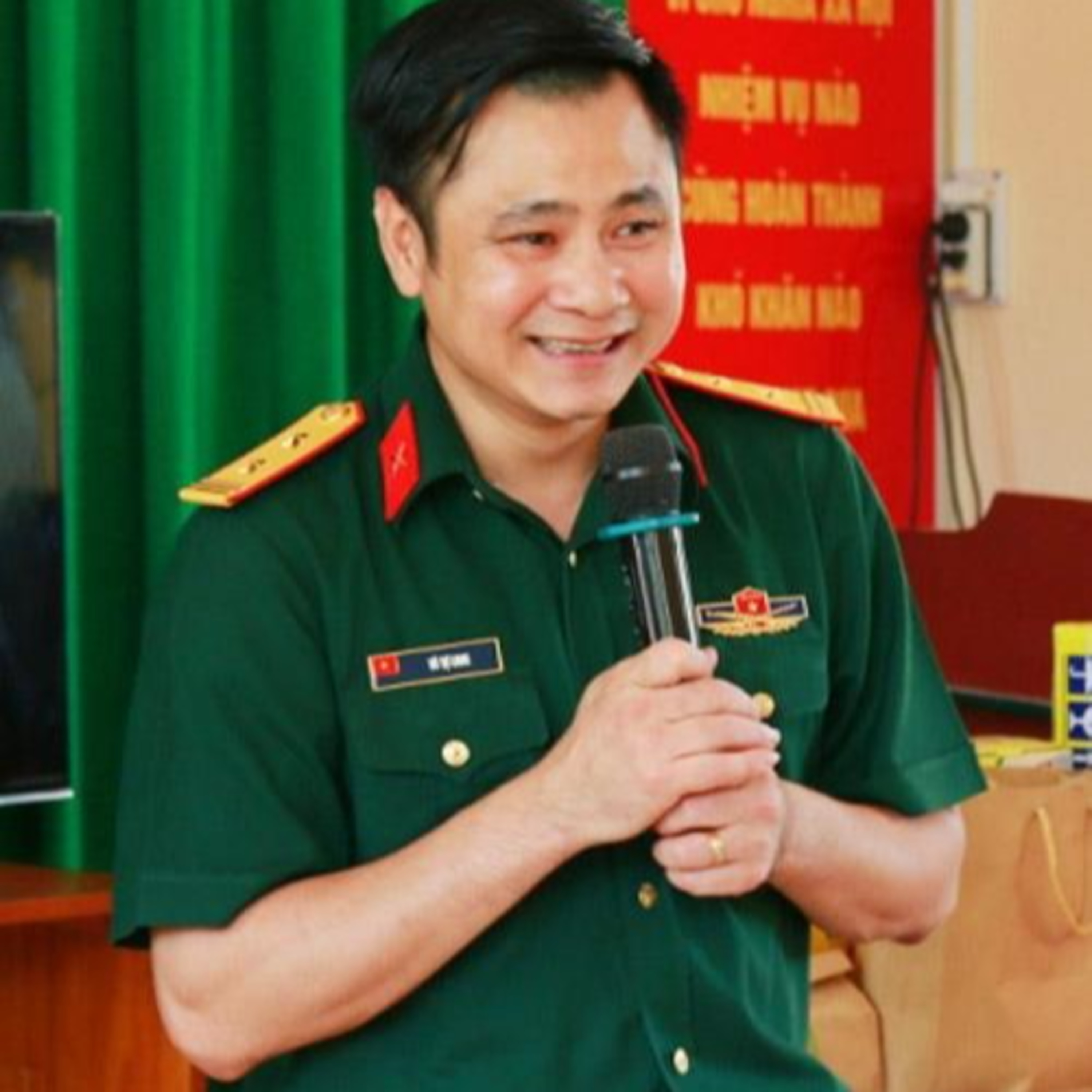 Tự Long - Từ phụ hồ, lơ xe đến NSND, 2 lần đò mới được nếm trải mùi vị hạnh phúc episode artwork