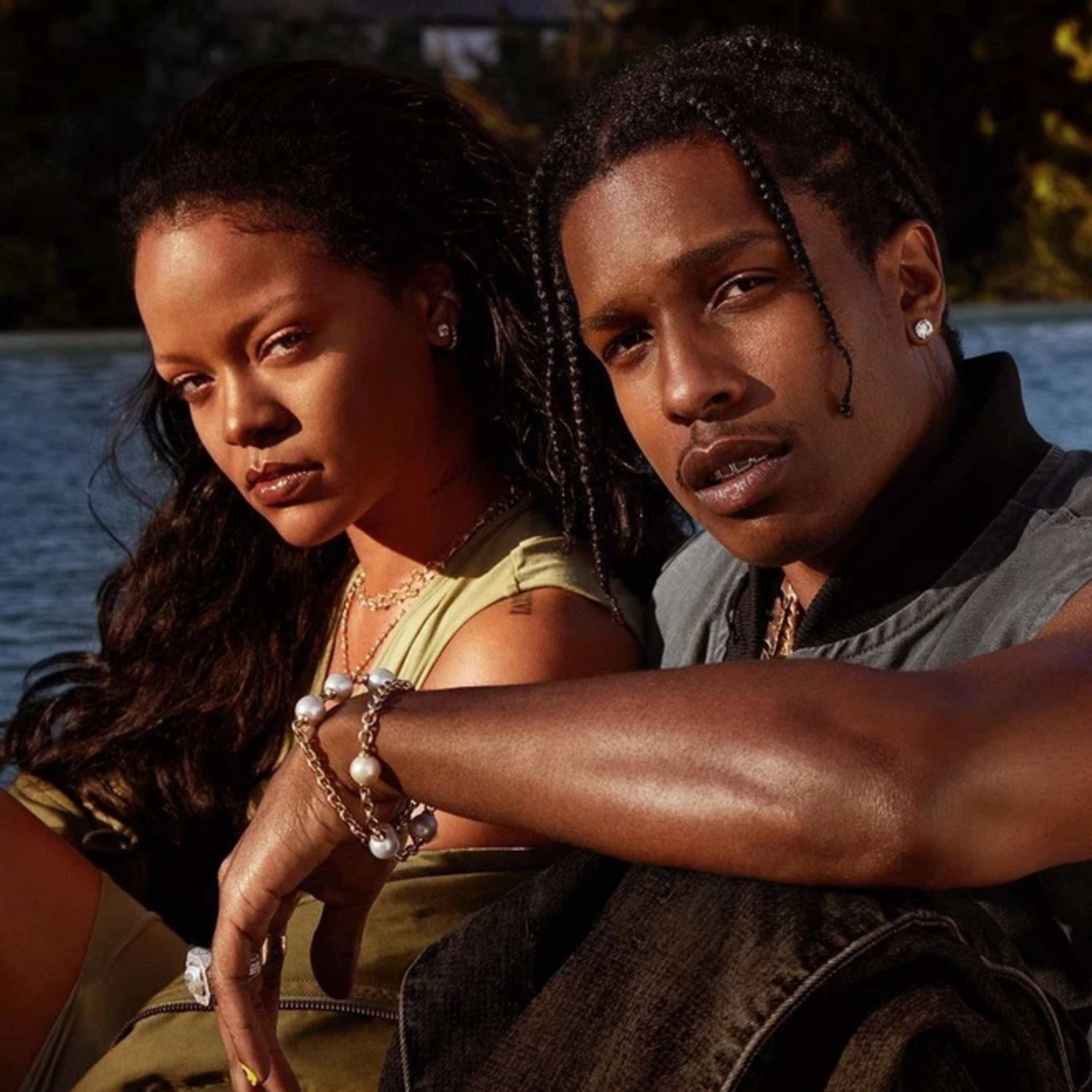 Rihanna và ASAP Rocky lần đầu xuất hiện với biểu cảm đáng lo sau vụ bị cảnh sát bắt khẩn cấp episode artwork