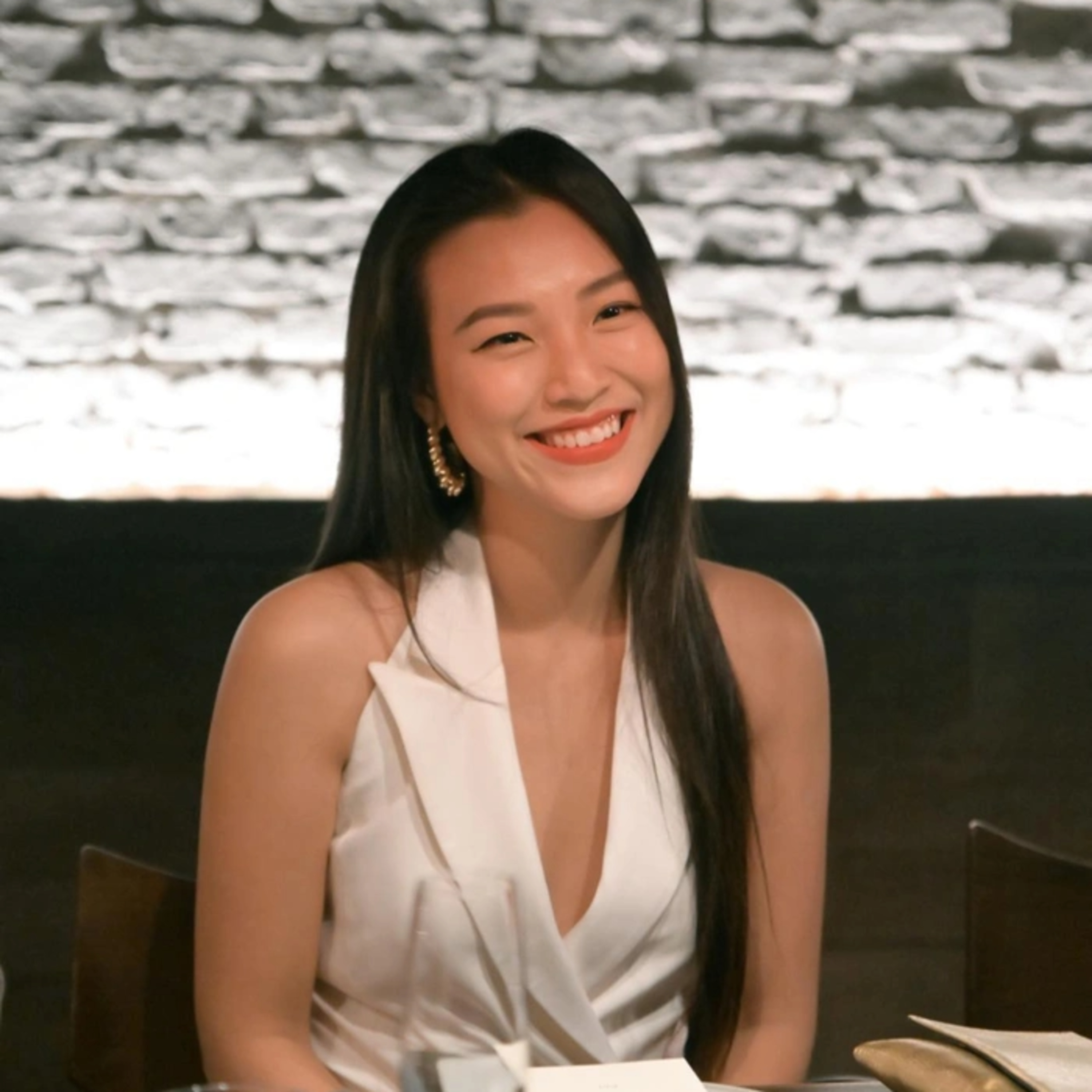 Hoàng Oanh vui vẻ video call với chồng cũ khiến fan nuôi hy vọng 'yêu lại từ đầu' episode artwork