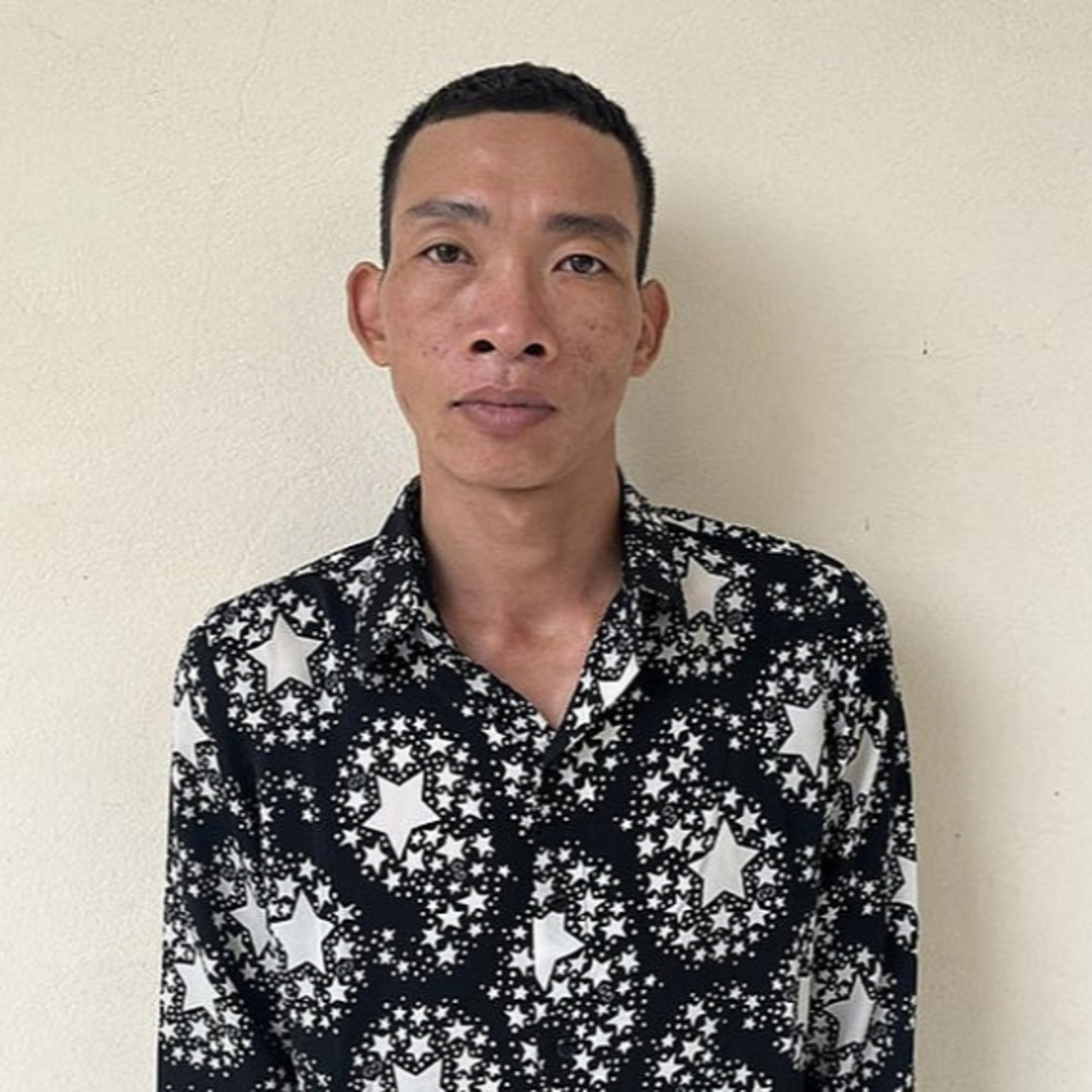 Thanh niên mua tiết lợn về bôi lên mặt rồi chụp ảnh gửi cho gia đình, dàn cảnh tống tiền bố mẹ  episode artwork
