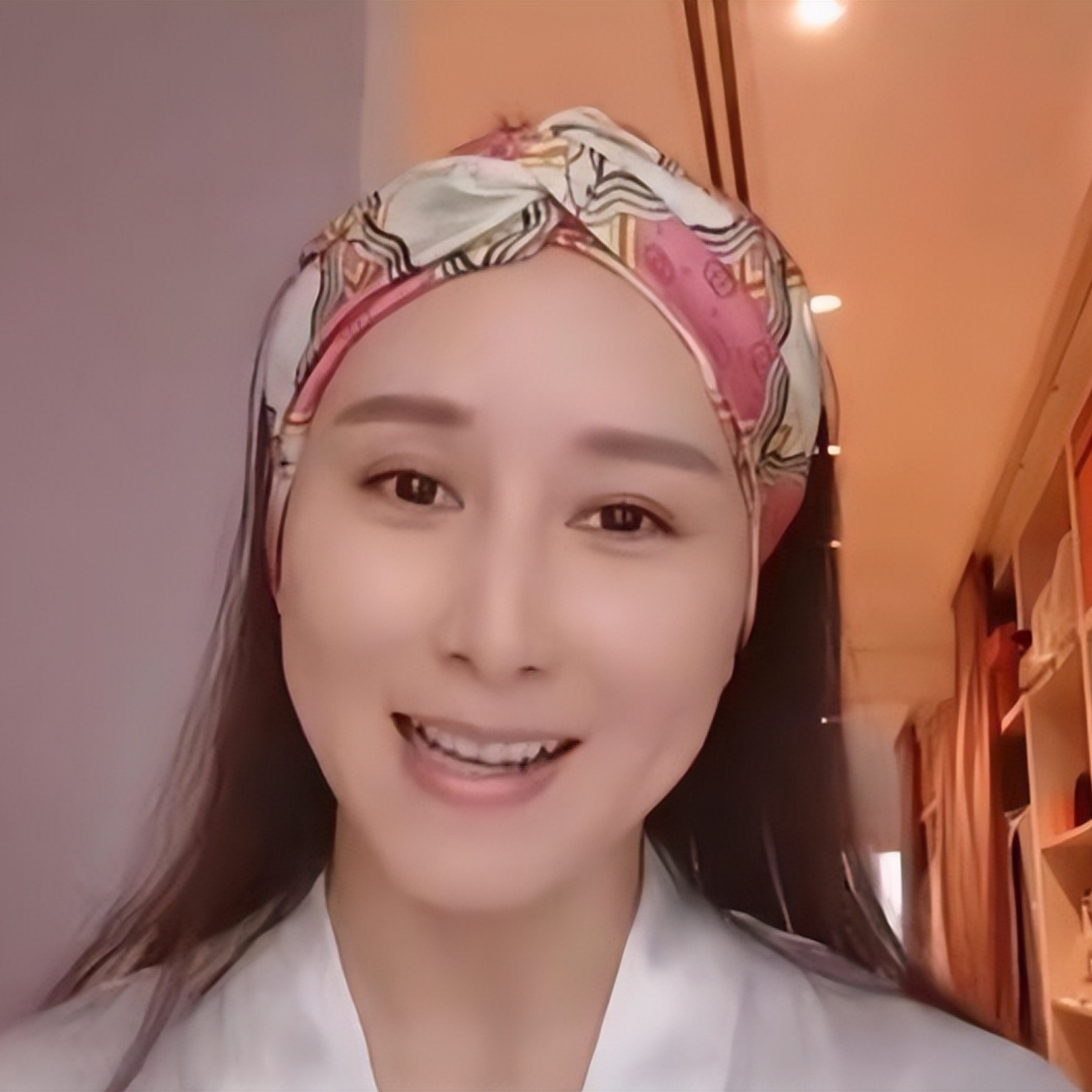 Hồ Tịnh 'mỹ nhân cổ trang' bị chế giễu “gương mặt biến dạng, cứng đơ" episode artwork