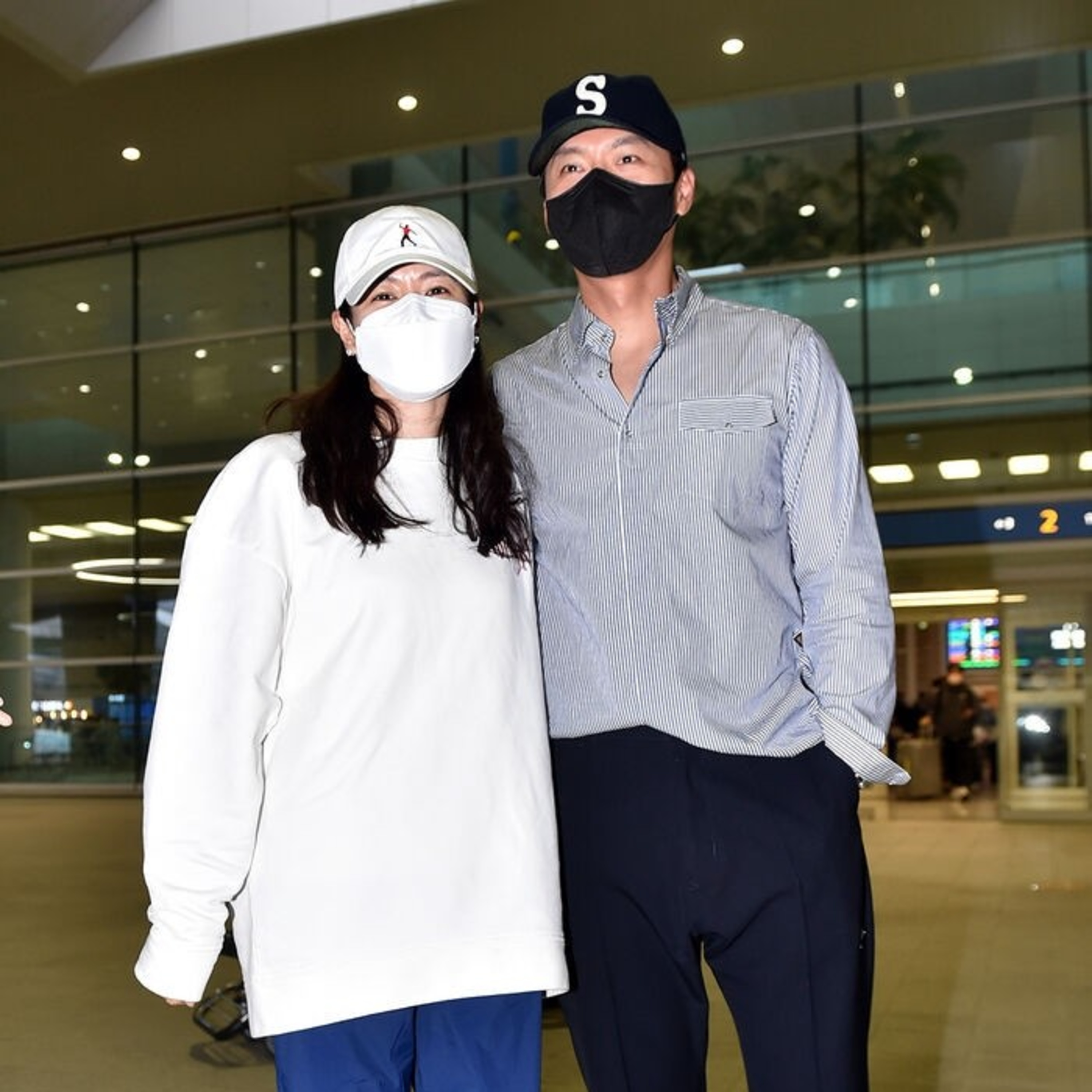 Hyun Bin bảo vệ vợ yêu Son Ye Jin như 1 vệ sĩ đích thực tại sân bay náo loạn episode artwork