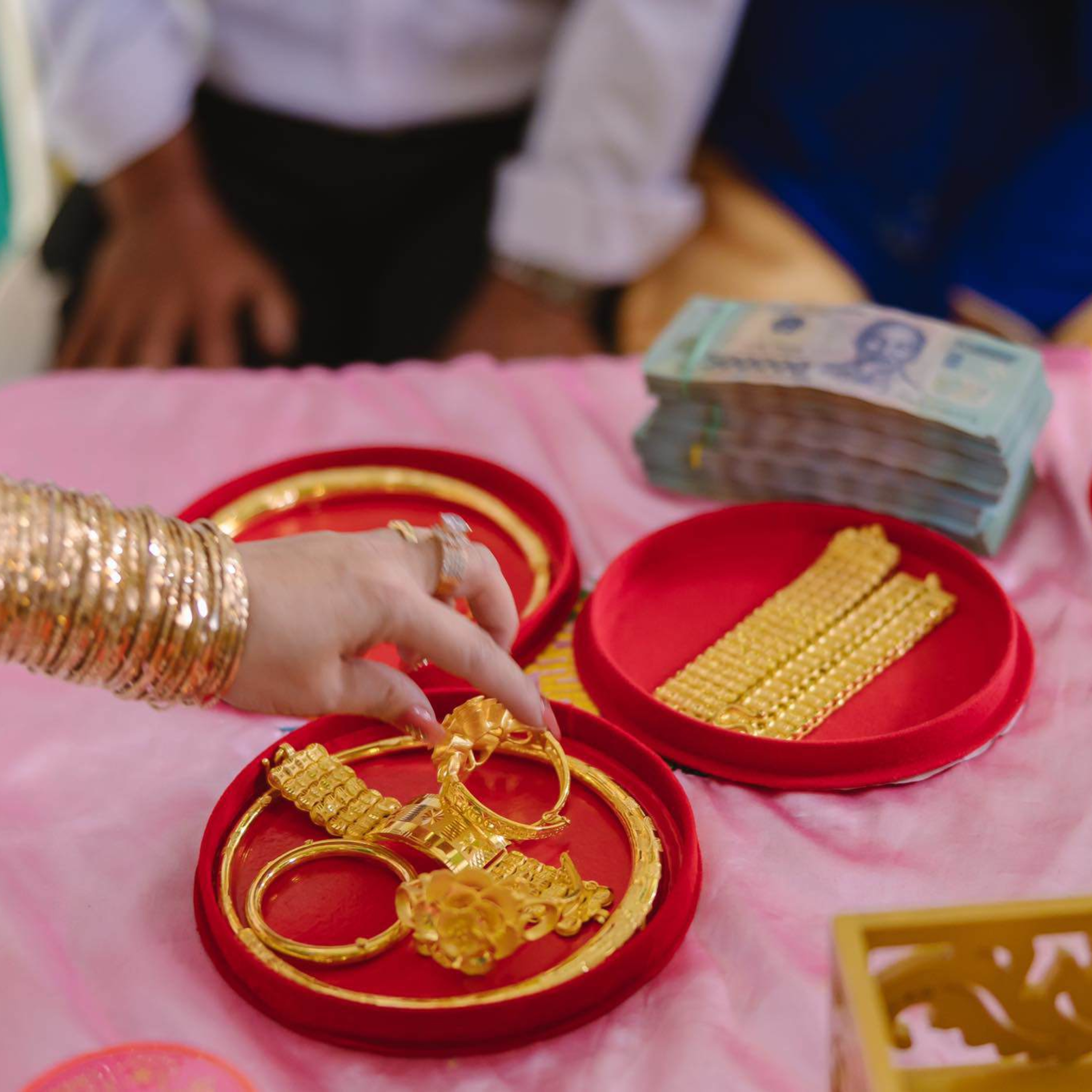 Những cô dâu chú rể đeo vàng trĩu cổ trĩu chấn động cõi mạng: Có cặp tụt cả huyết áp episode artwork