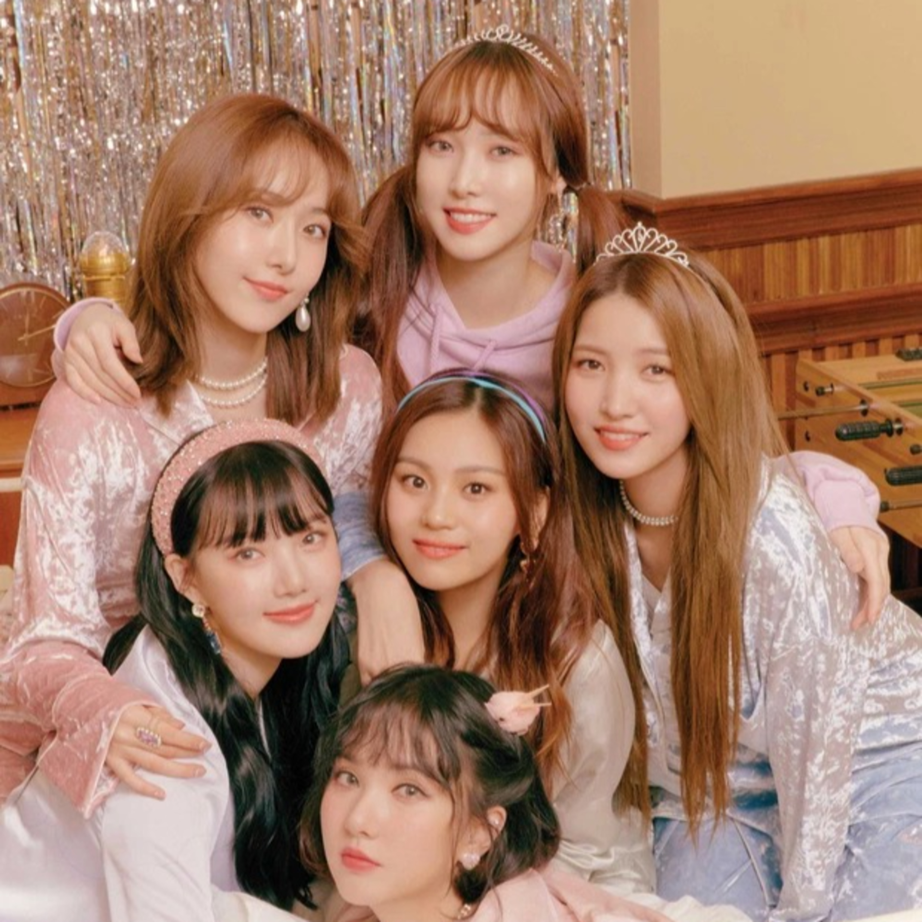 LE SSERAFIM debut gây tranh cãi: MV bị chê nhạt, nhái vũ đạo Lisa, hát tiếng Anh dở tệ? episode artwork