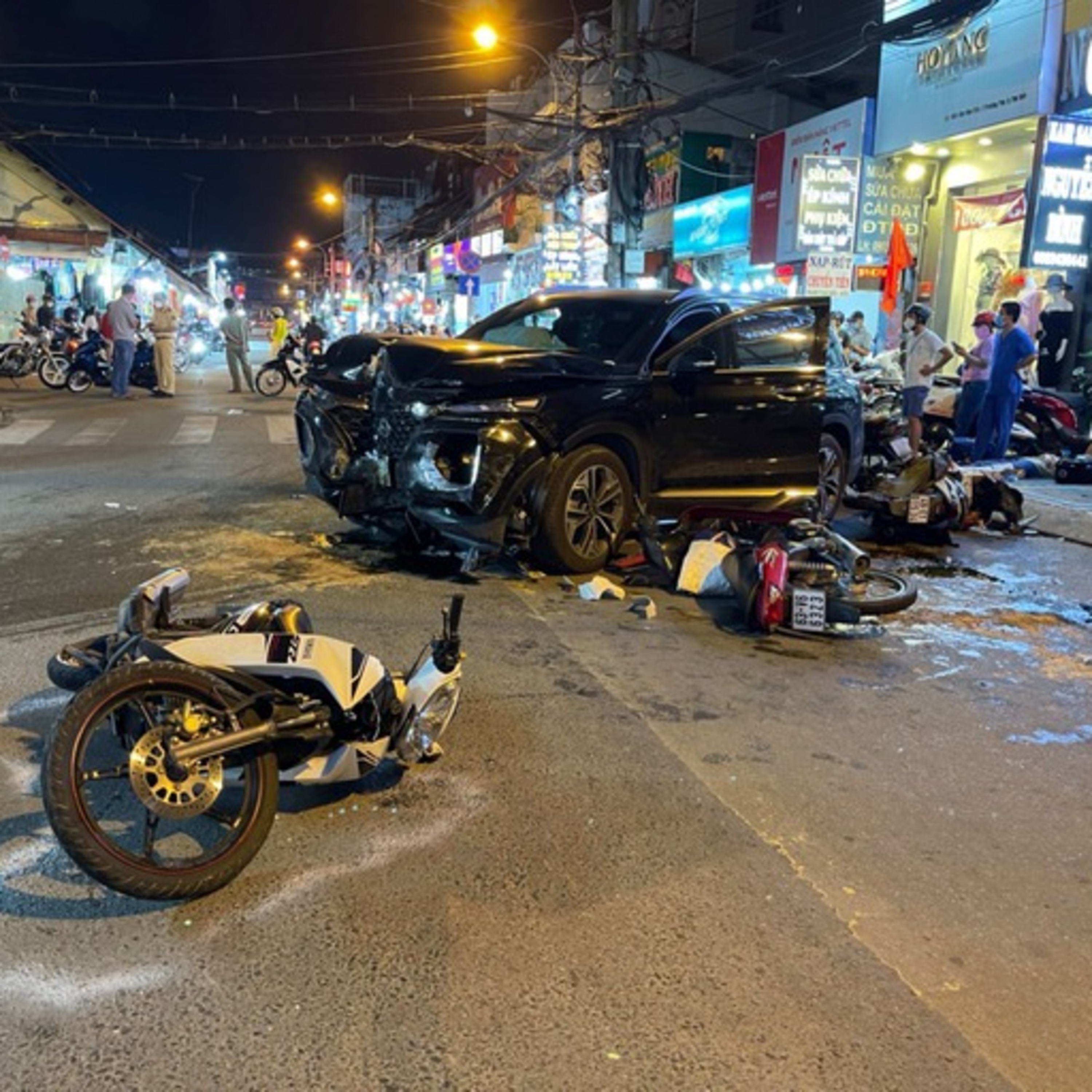 Vụ ô tô "điên" tông 10 xe máy khiến người bị thương nằm la liệt: Nguyên nhân được hé lộ episode artwork