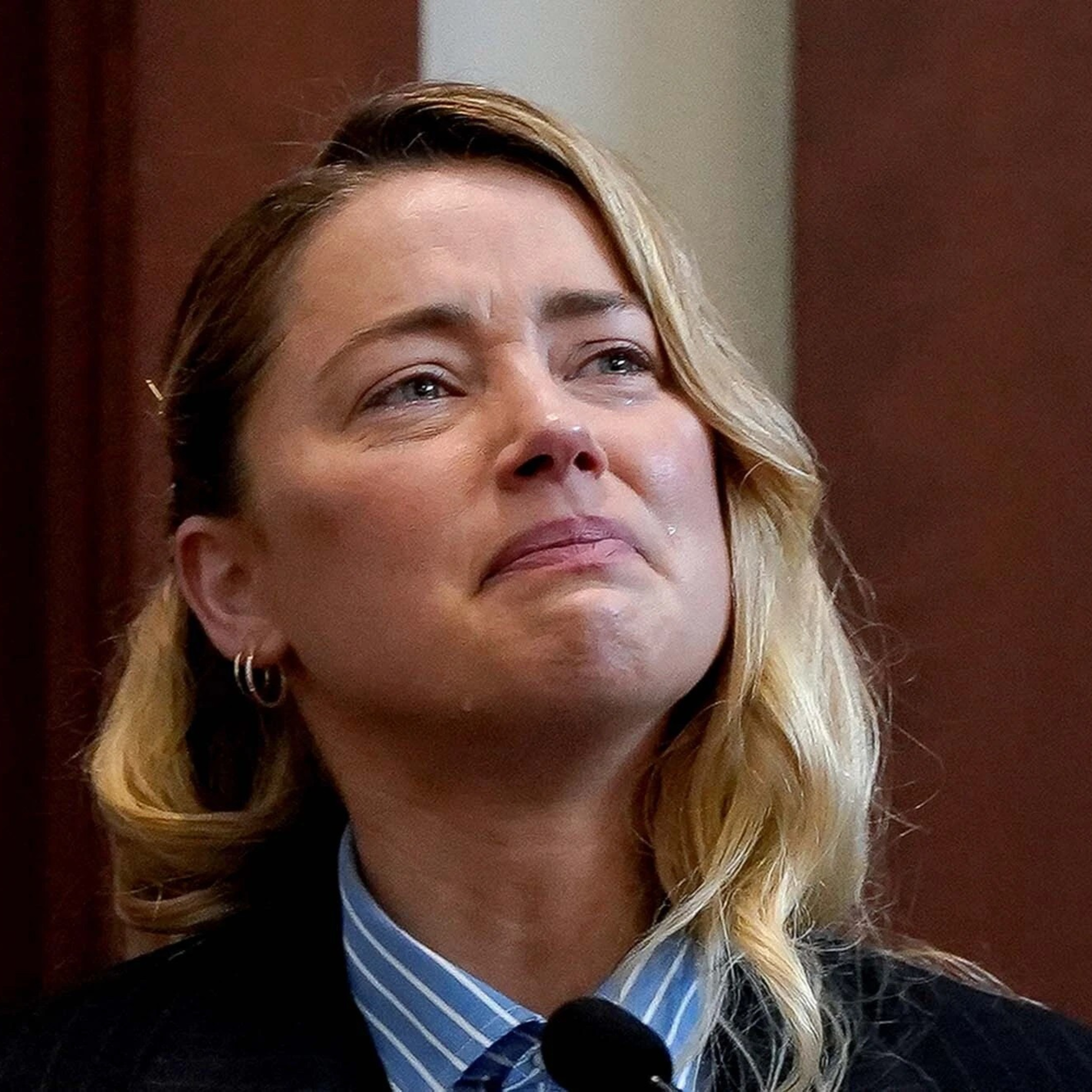 Amber Heard trên tòa: Thời trang, makeup đánh vào tâm lý người xem, diễn cảnh khóc nhưng vụng về  episode artwork