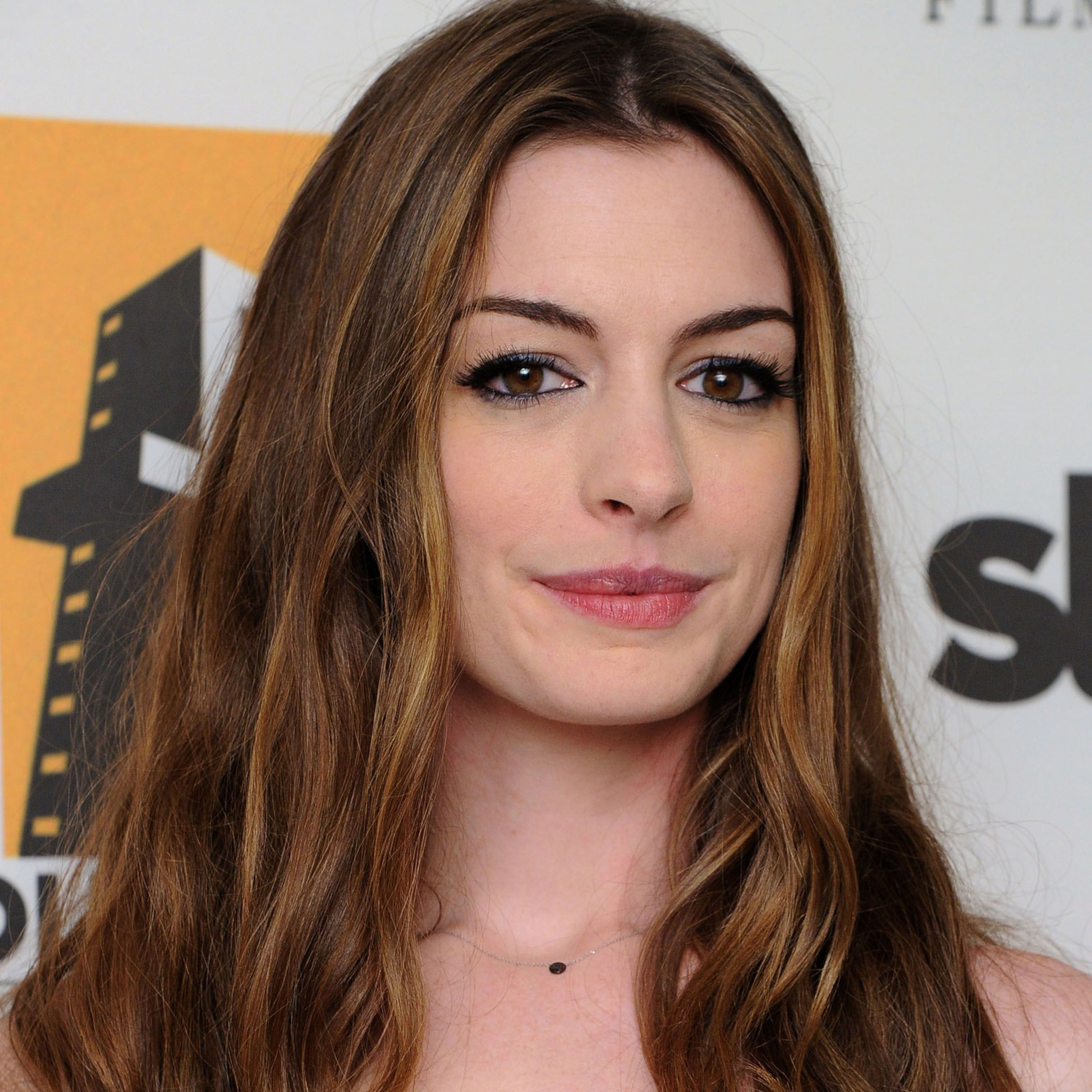 Anne Hathaway gây choáng với nhan sắc U40, vẻ đẹp siêu thực chuẩn "công chúa Disney" episode artwork