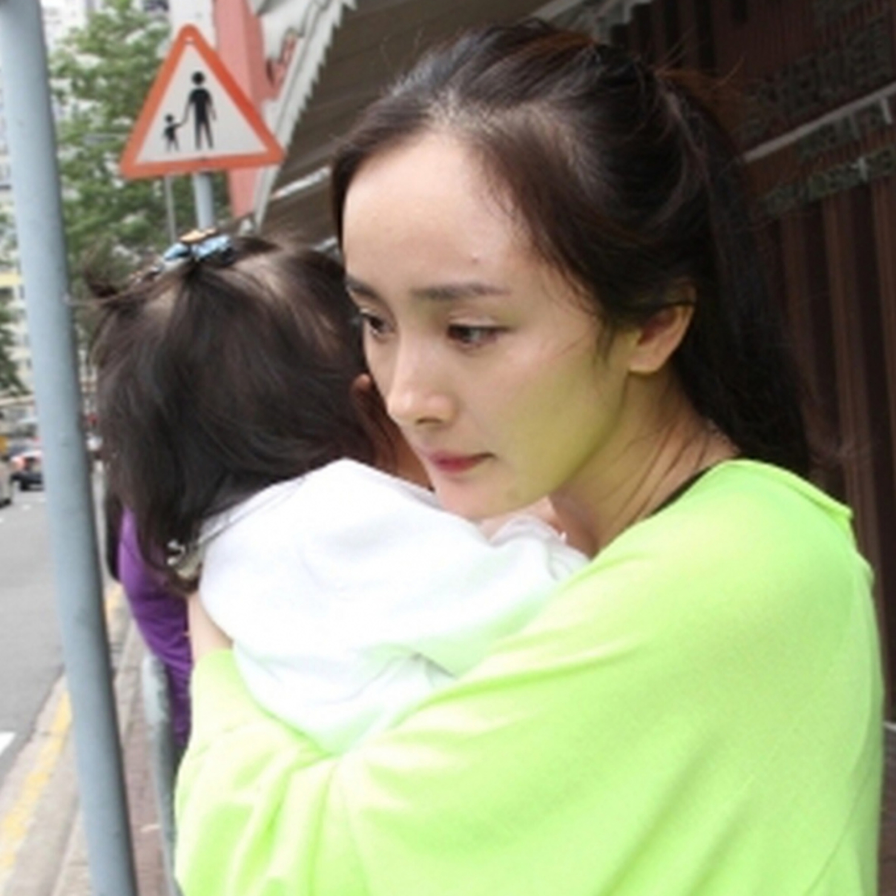 Dương Mịch thực sự là người mẹ tốt: Không cho con ruột sống bên cạnh là có lý do episode artwork
