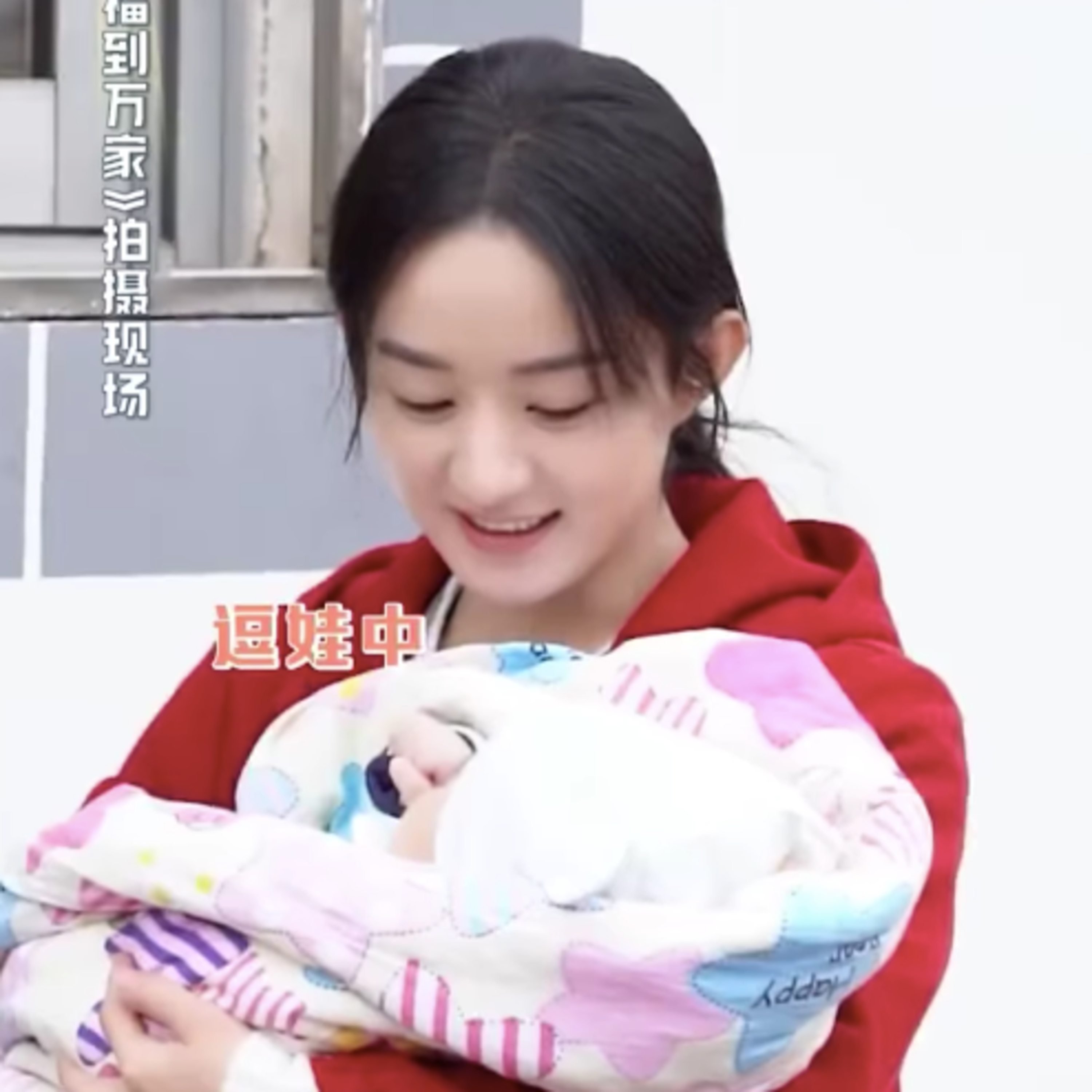 Triệu Lệ Dĩnh chơi đùa với em bé vì nhớ con trai, Dương Mịch khoe eo thon da trắng trên phim trường episode artwork