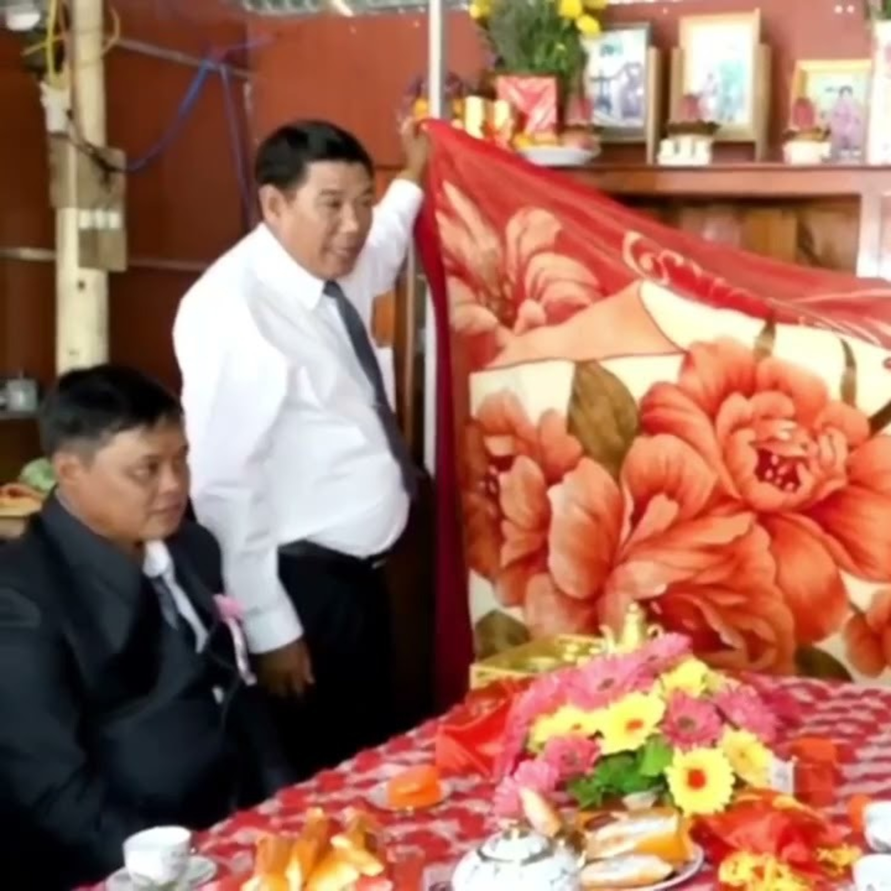 Cô dâu chú rể trùm chăn 'lọ mọ trong tối' trước mặt khách - phong tục lạ của miền Tây episode artwork