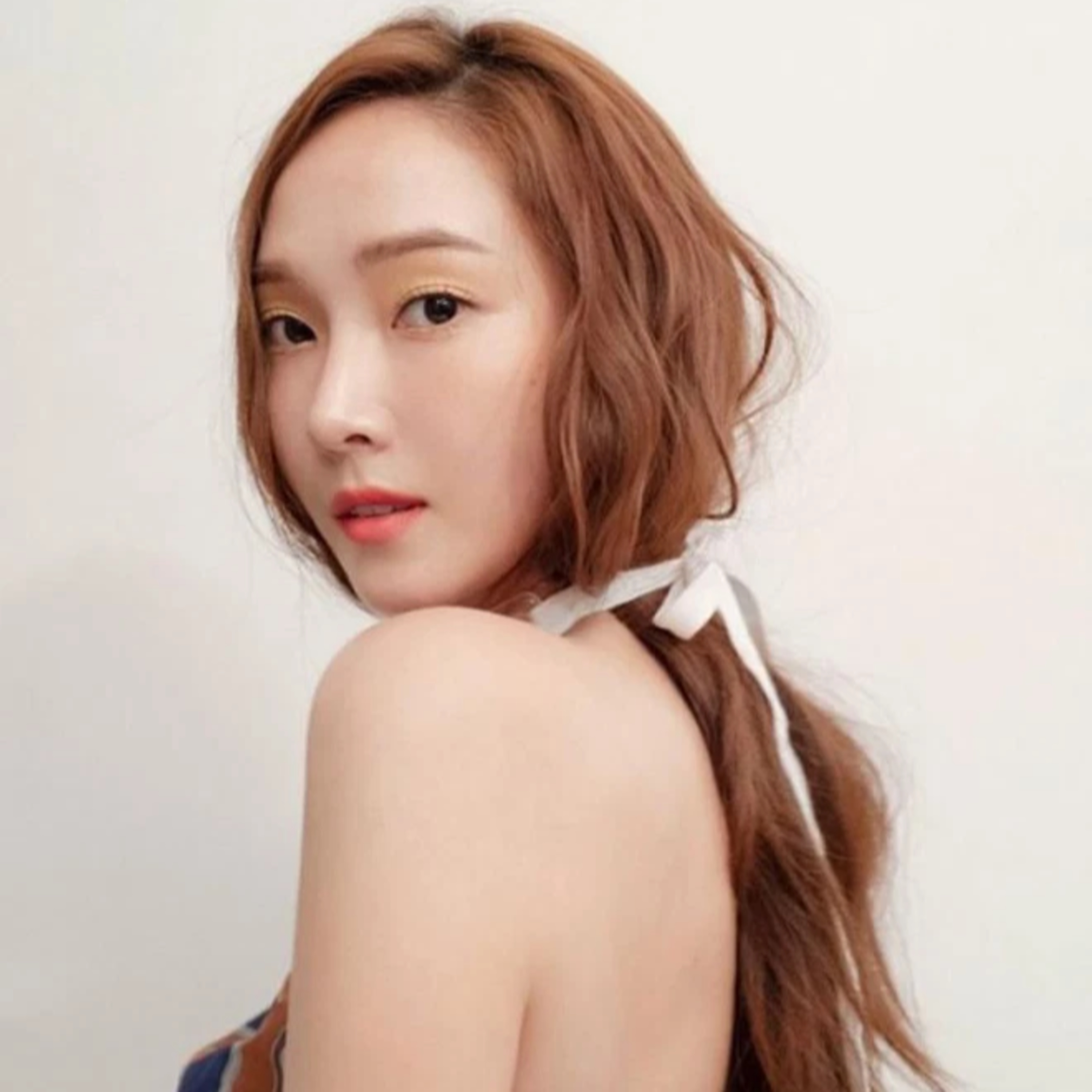 Jessica tố 8 thành viên SNSD cô lập, hợp sức đuổi mình ra khỏi nhóm trong tiểu thuyết mới? episode artwork