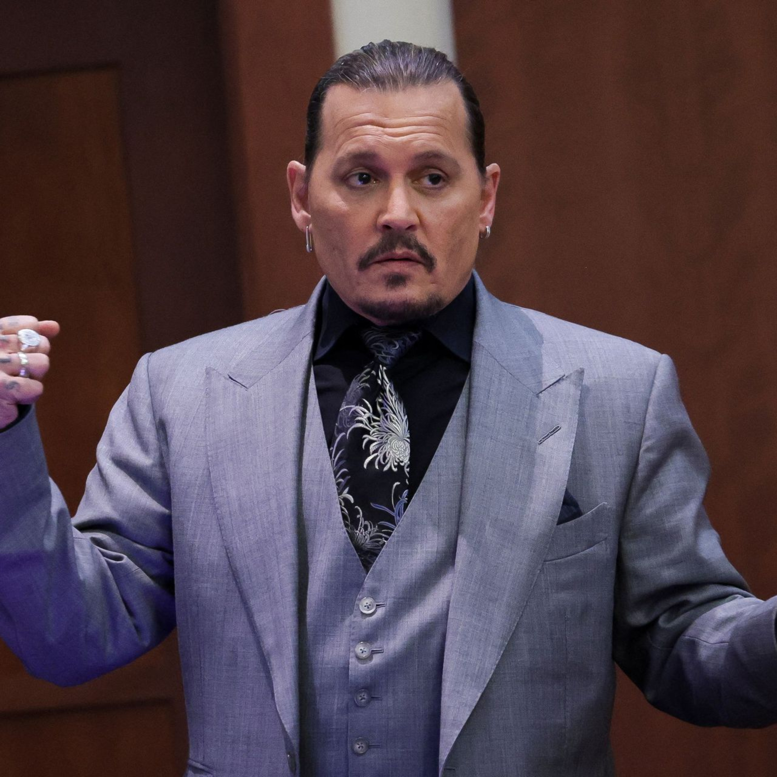 7 lần Johnny Depp bật cười đầy ẩn ý ở phiên tòa kiện vợ cũ Amber Heard episode artwork