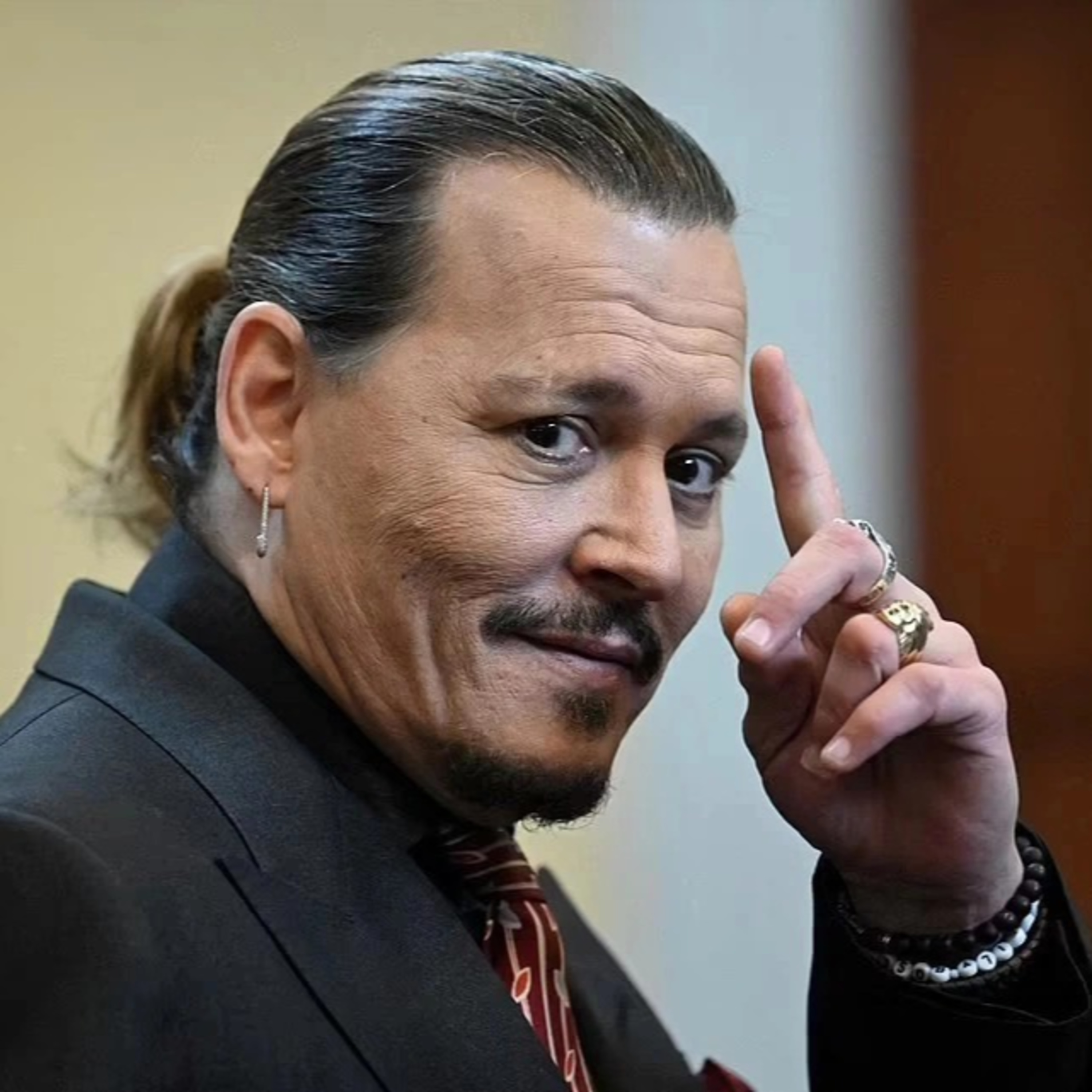 Johnny Depp thua kiện Amber Heard vì hành động cười đùa ở tòa?  episode artwork