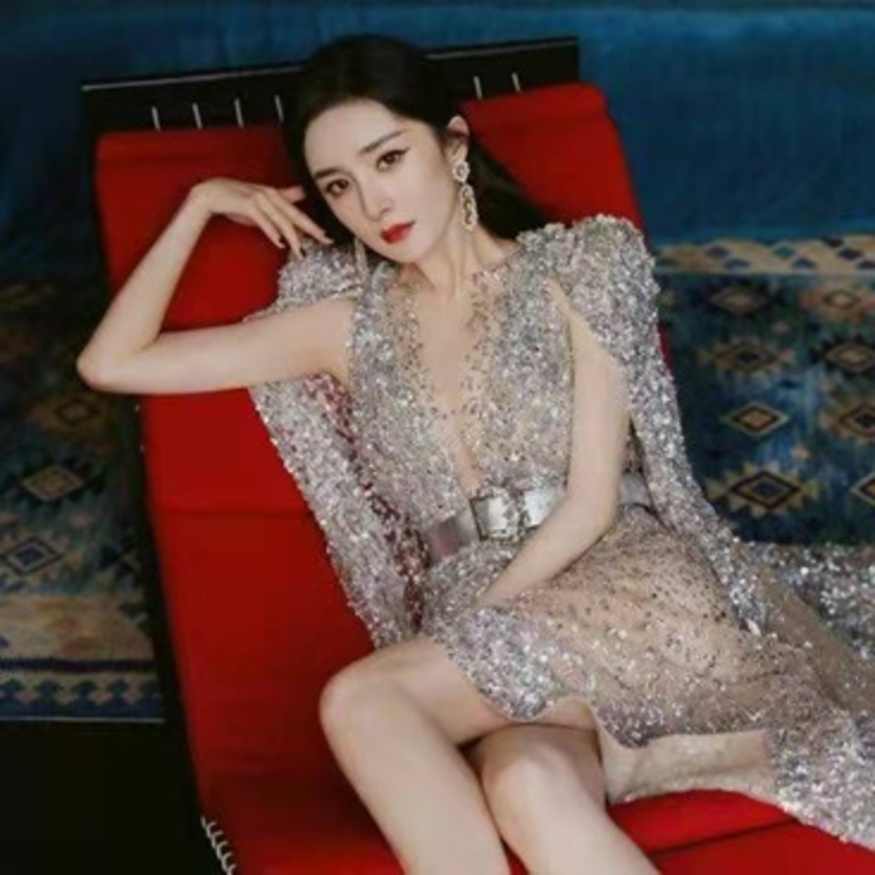 Dương Mịch liên tục đi chơi cùng 'trai trẻ', danh tính thật khiến fan hú hồn episode artwork