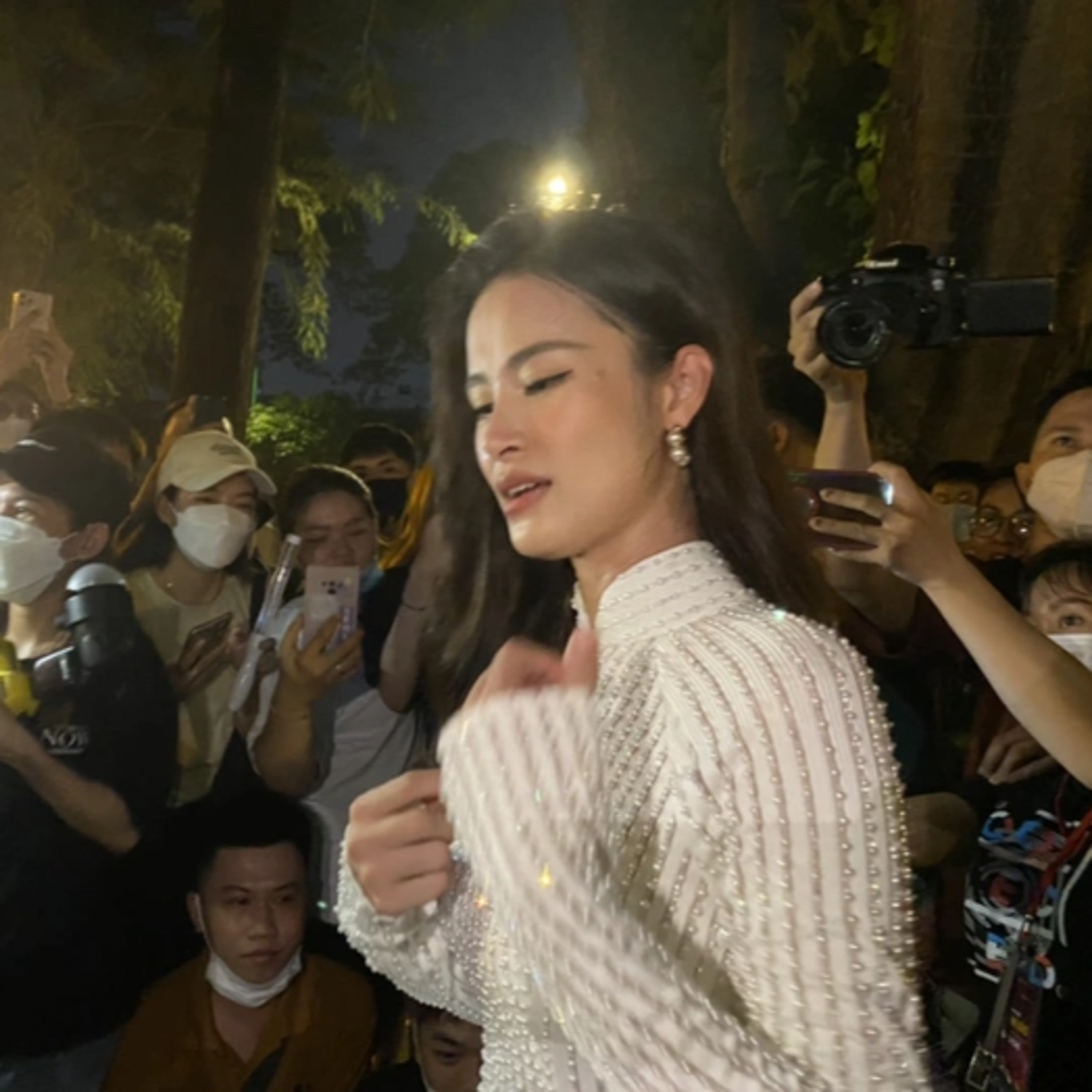 Đông Nhi khóc tức tưởi bên fans sau scandal tẩy chay, cúi đầu nhận sai, khẳng định rất yêu fans episode artwork