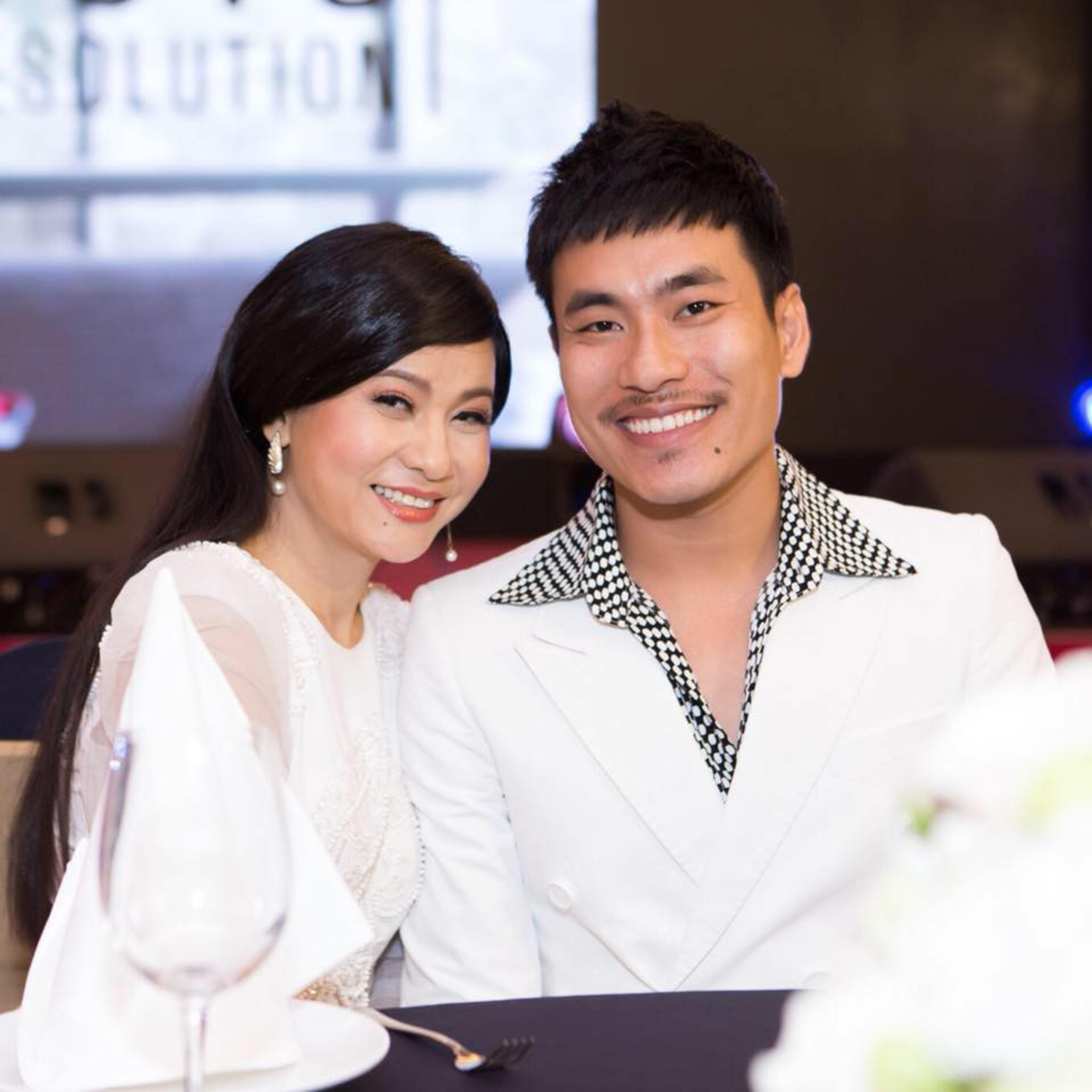 Cát Phượng - Minh Tuấn, Trấn Thành - Hari Won và những mối tình chị em trong showbiz Việt episode artwork