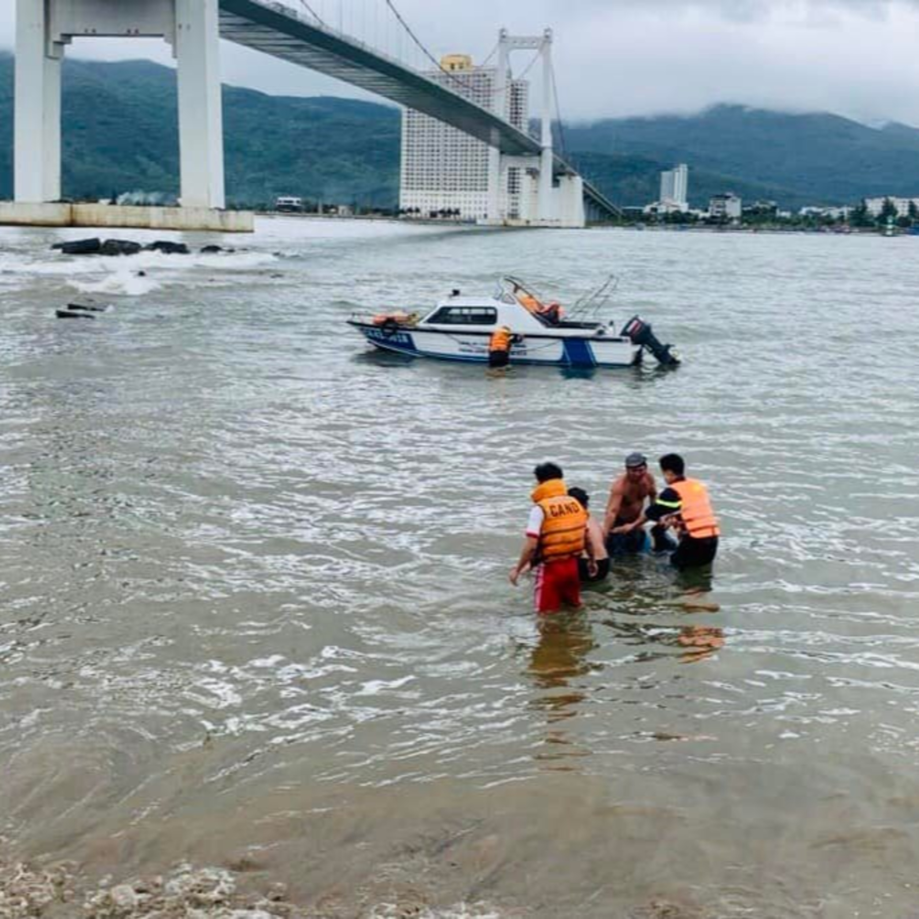 Vụ cha ôm con nhảy cầu ở Quảng Nam: "Kéo con trẻ chết cùng mình, đó là một tội ác khủng khiếp" episode artwork